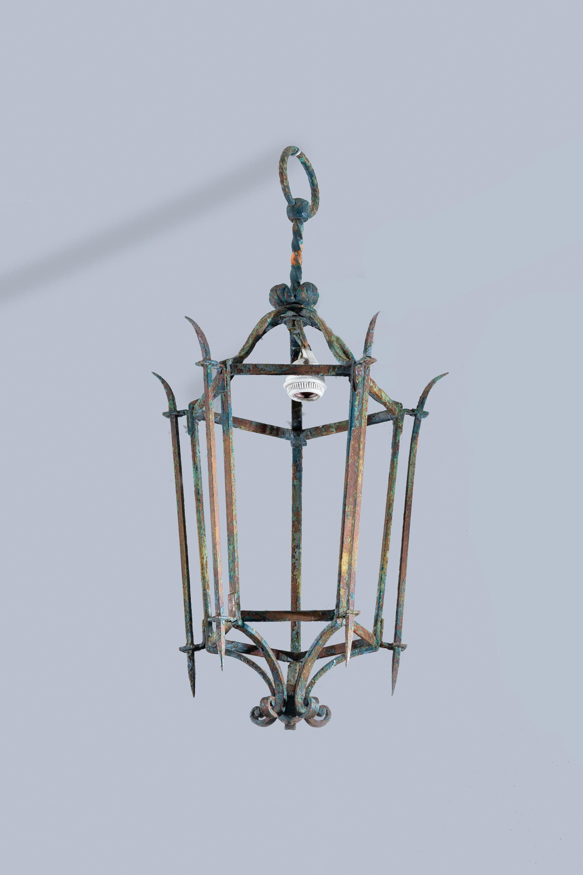 Pair of 1950s Italian Patinated Iron Lanterns In Distressed Condition For Sale In London, GB