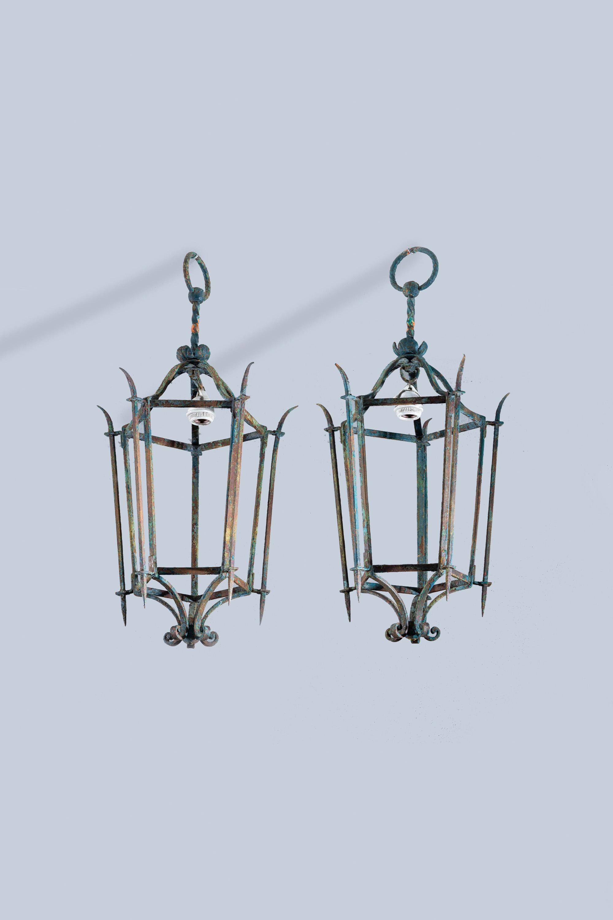 Wrought Iron Pair of 1950s Italian Patinated Iron Lanterns For Sale