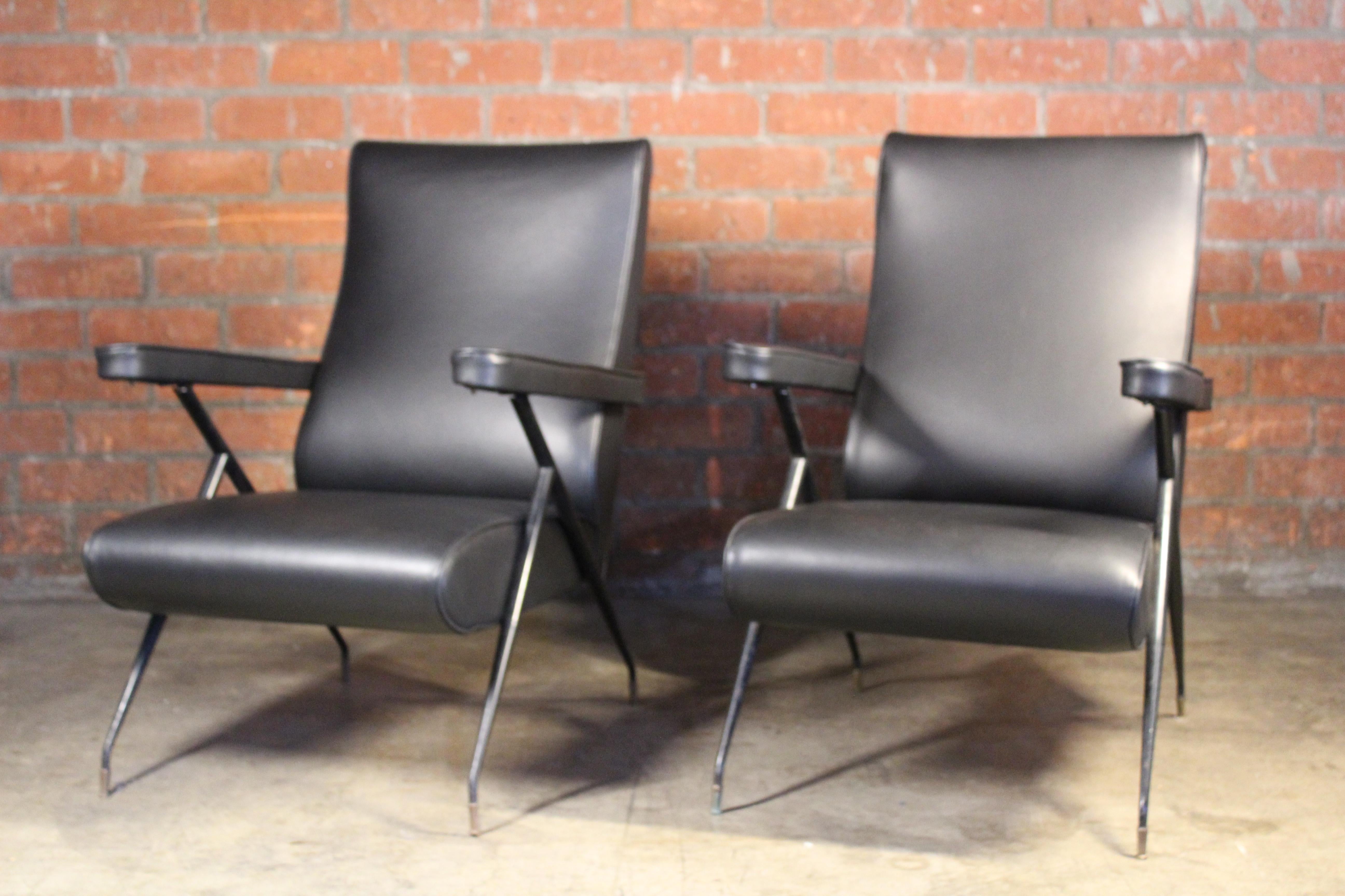 Mid-Century Modern Pair of 1950s Italian Reclining Armchairs in Leather  For Sale