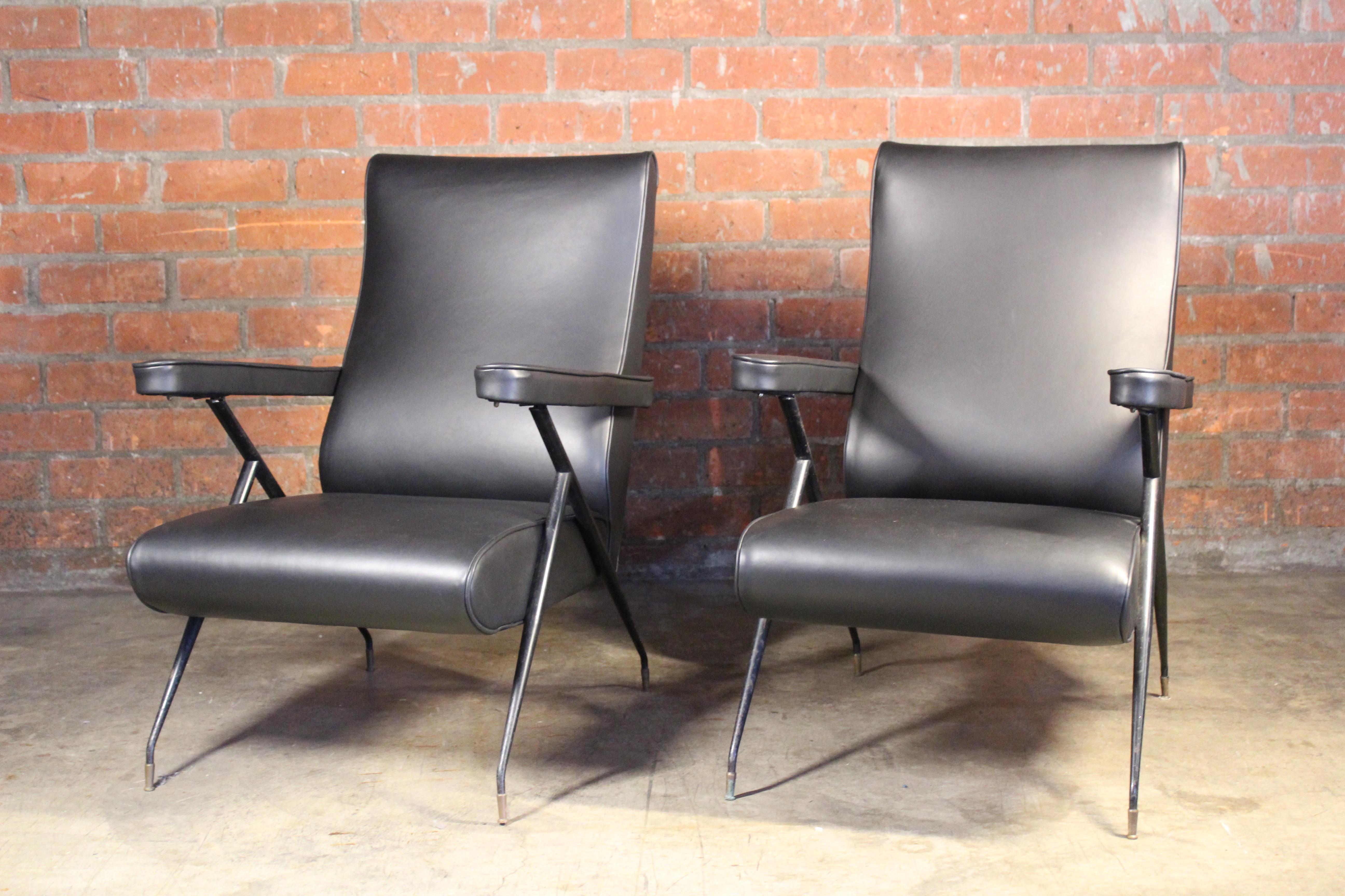 Pair of 1950s Italian Reclining Armchairs in Leather  In Good Condition For Sale In Los Angeles, CA