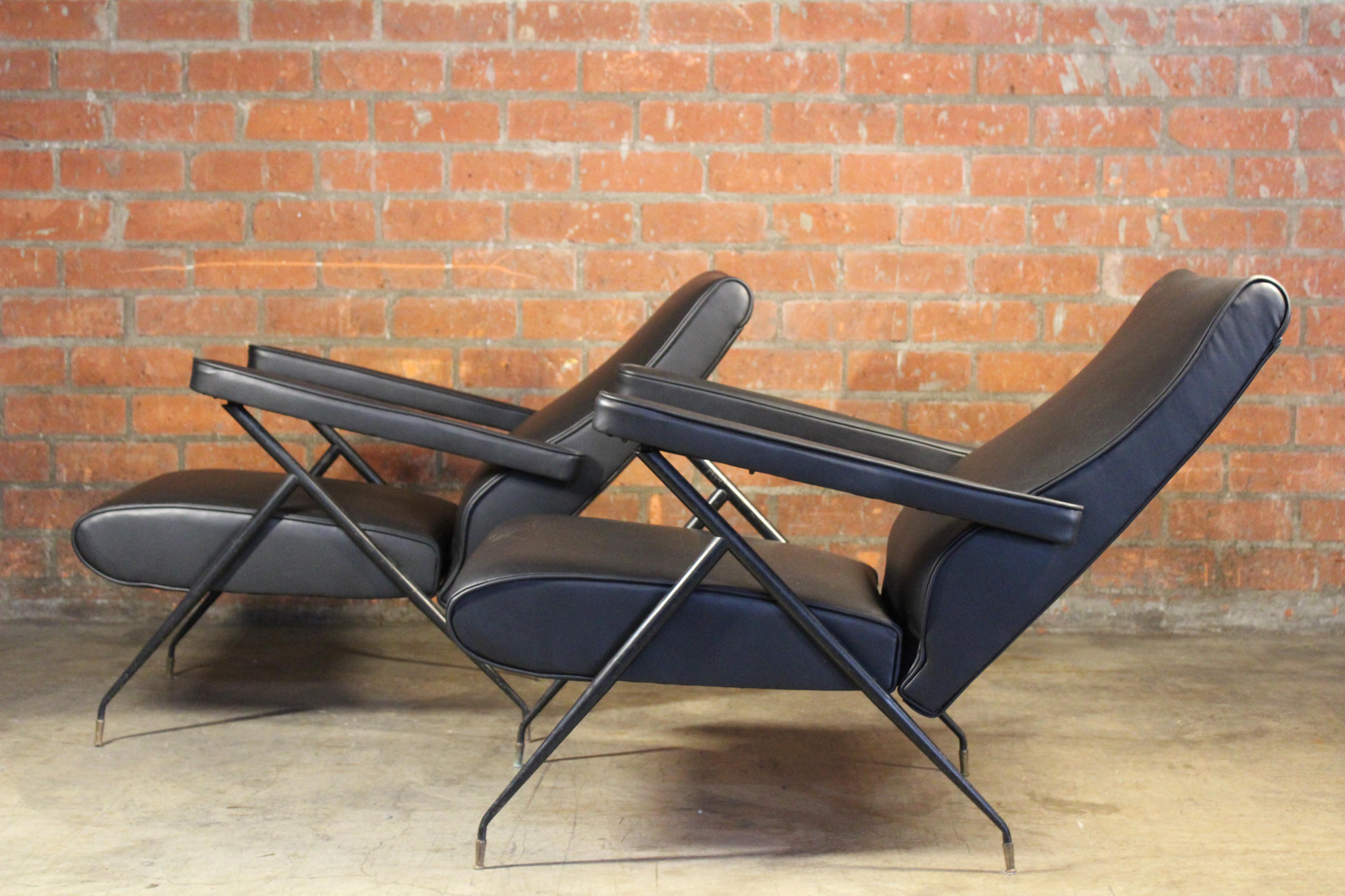 Paire de fauteuils inclinables en cuir italien des années 1950  en vente 3