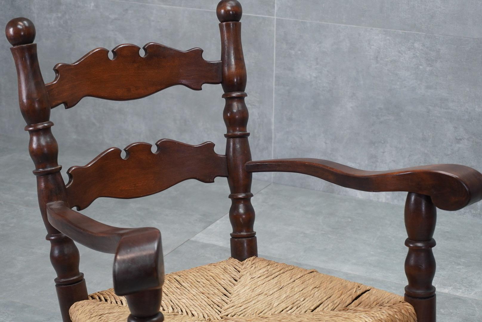 Straw Pair of 1950s italian rocking armchairs with rush seats For Sale