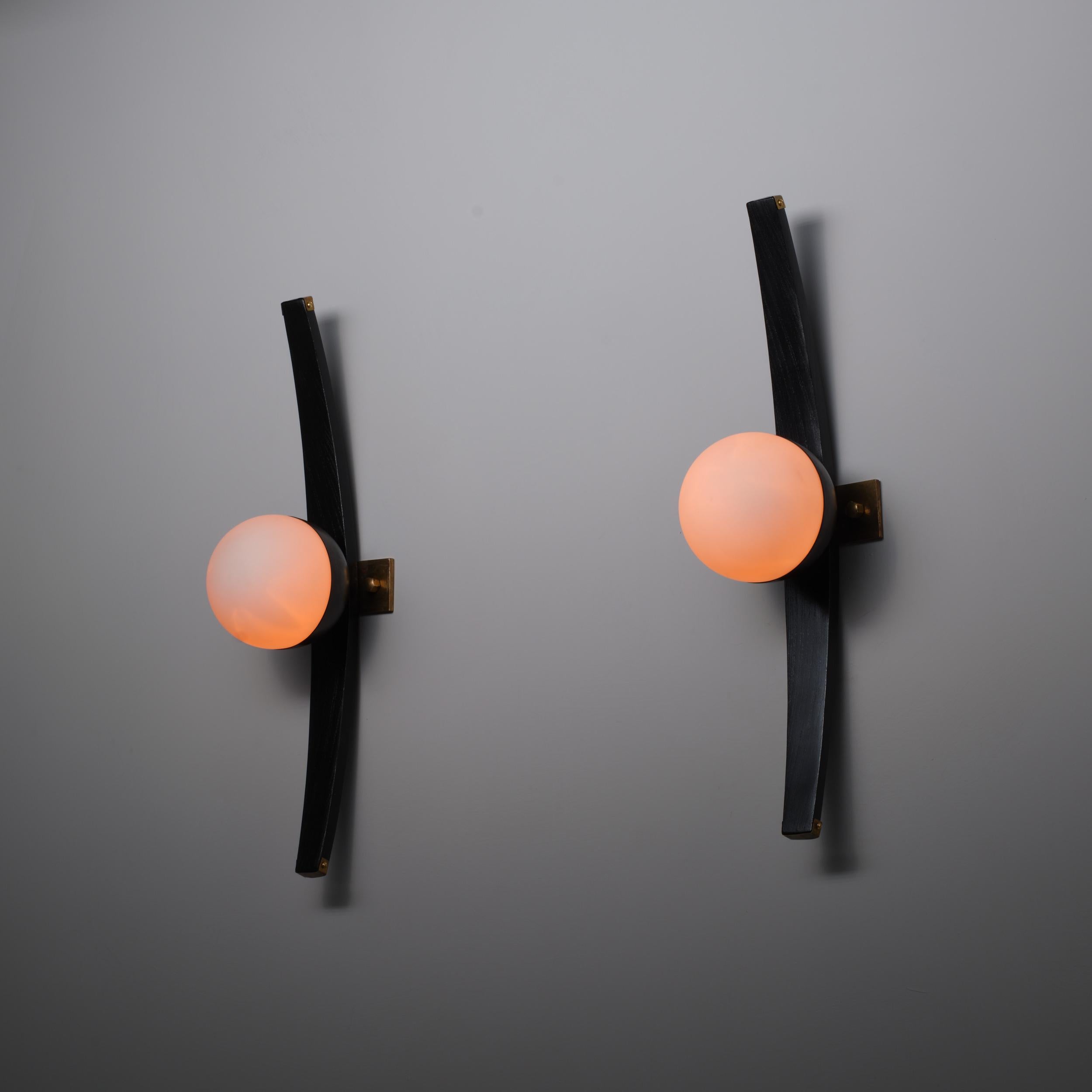 Pair of 1950s Italian Stilnovo Sconces in Brass, Black Lacquered Wood, and steel In Good Condition For Sale In Rome, IT