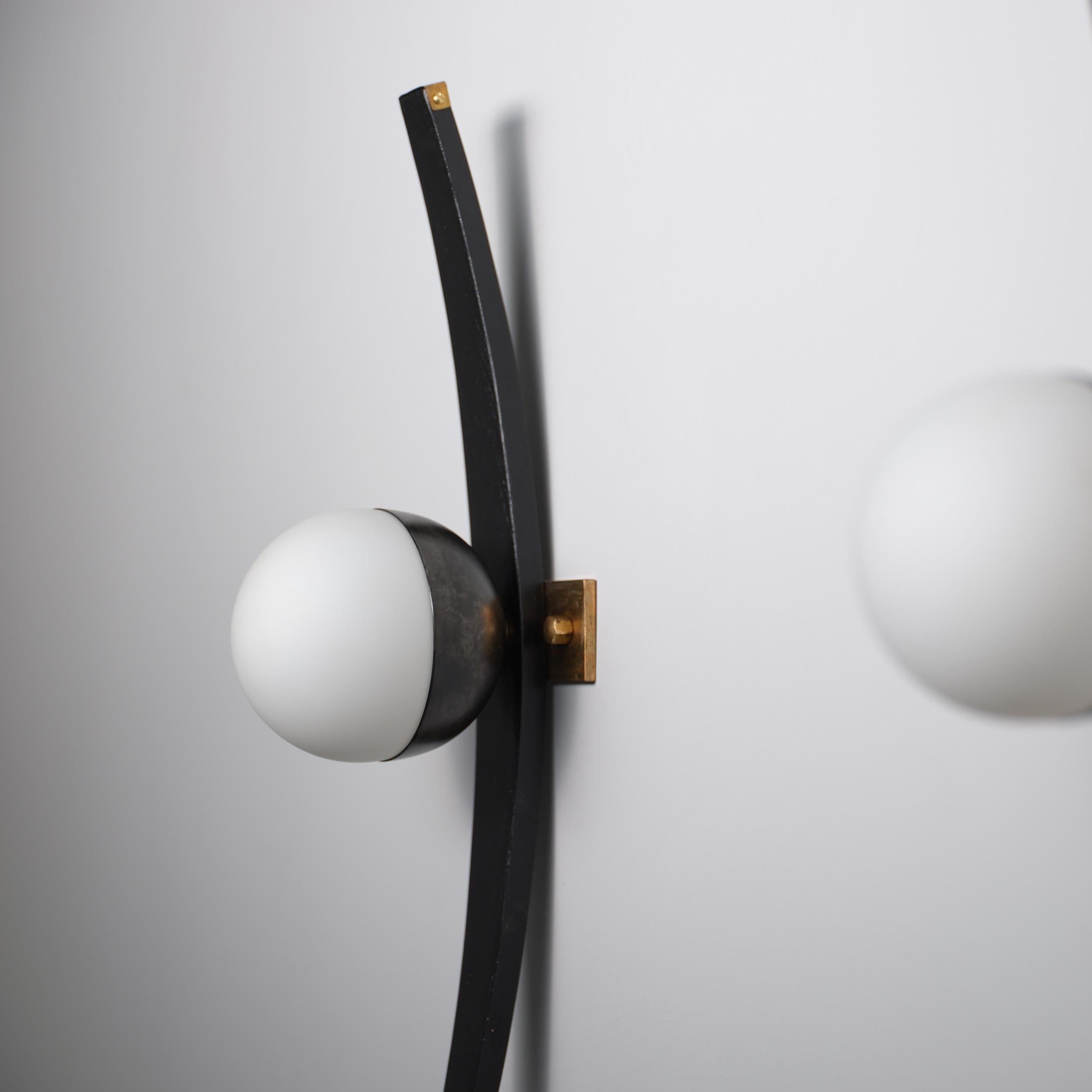 Pair of 1950s Italian Stilnovo Sconces in Brass, Black Lacquered Wood, and steel For Sale 1
