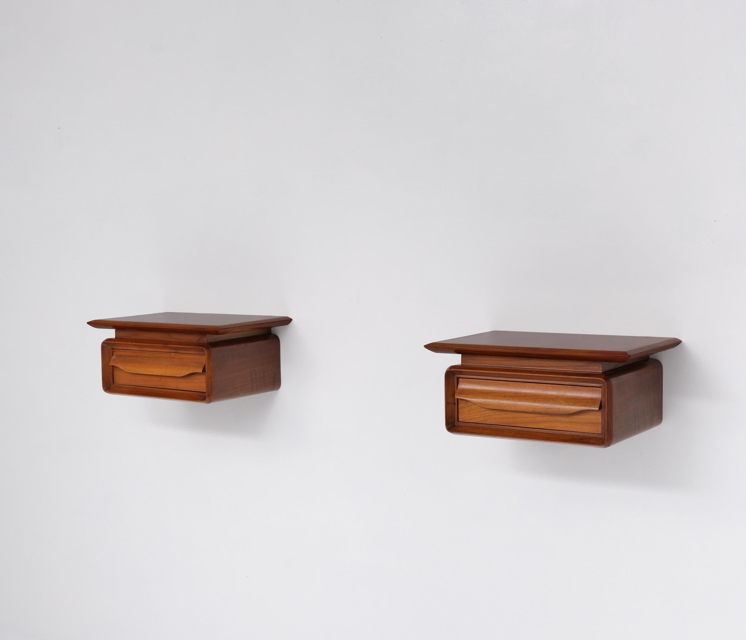Paire de tables de nuit italiennes en bois à fixation murale avec un seul tiroir, datant des années 1950 en vente 4