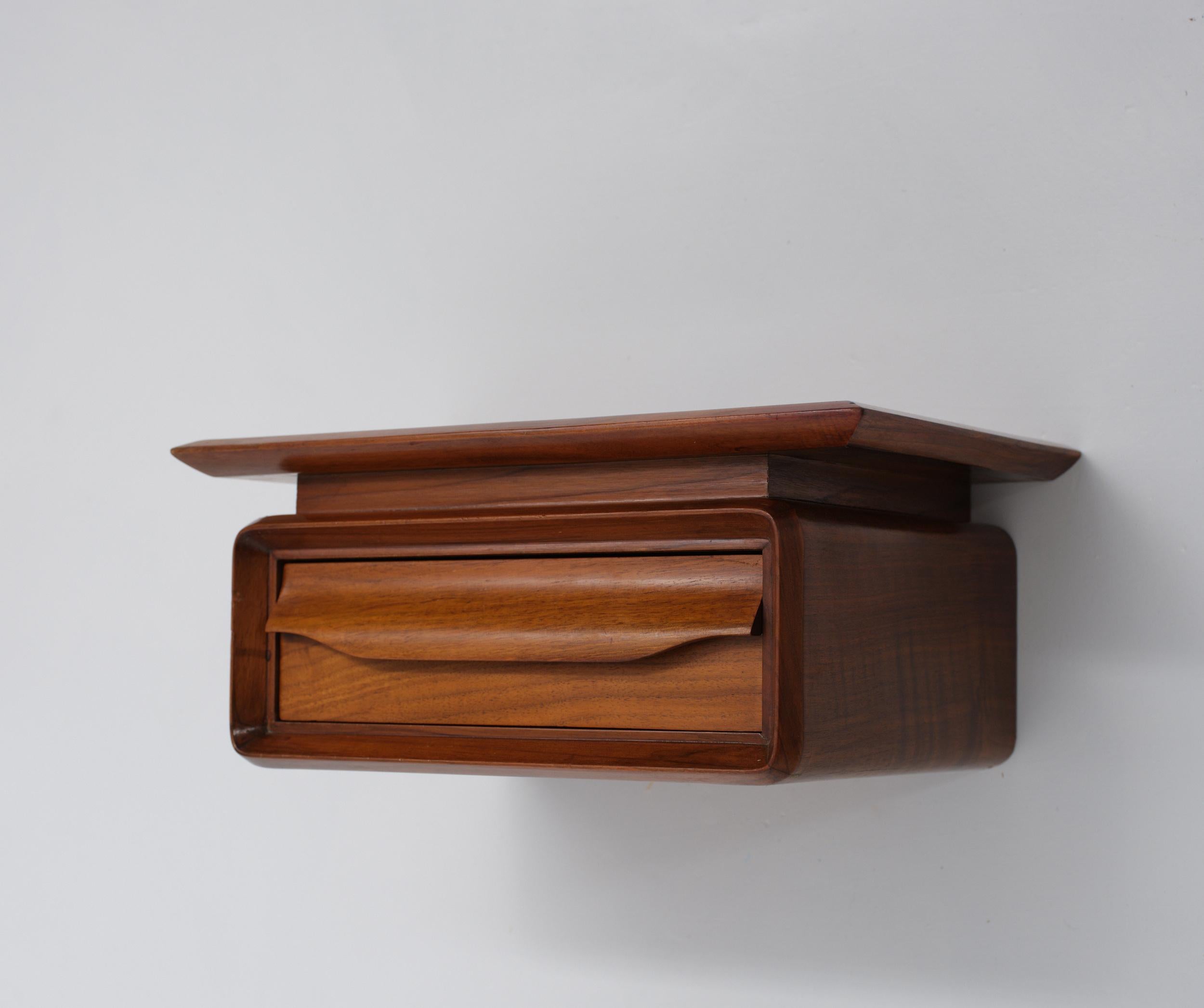 Paire de tables de nuit italiennes en bois à fixation murale avec un seul tiroir, datant des années 1950 en vente 6