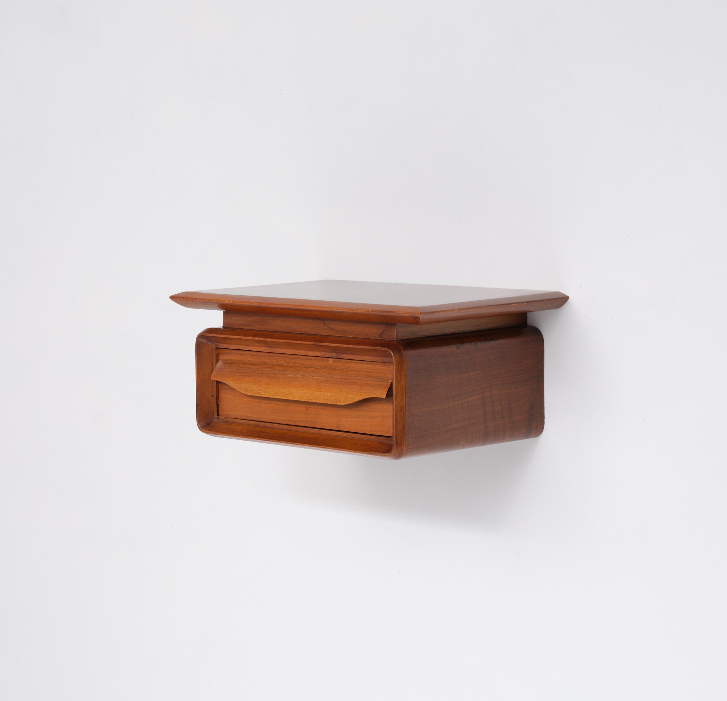 Mid-Century Modern Paire de tables de nuit italiennes en bois à fixation murale avec un seul tiroir, datant des années 1950 en vente
