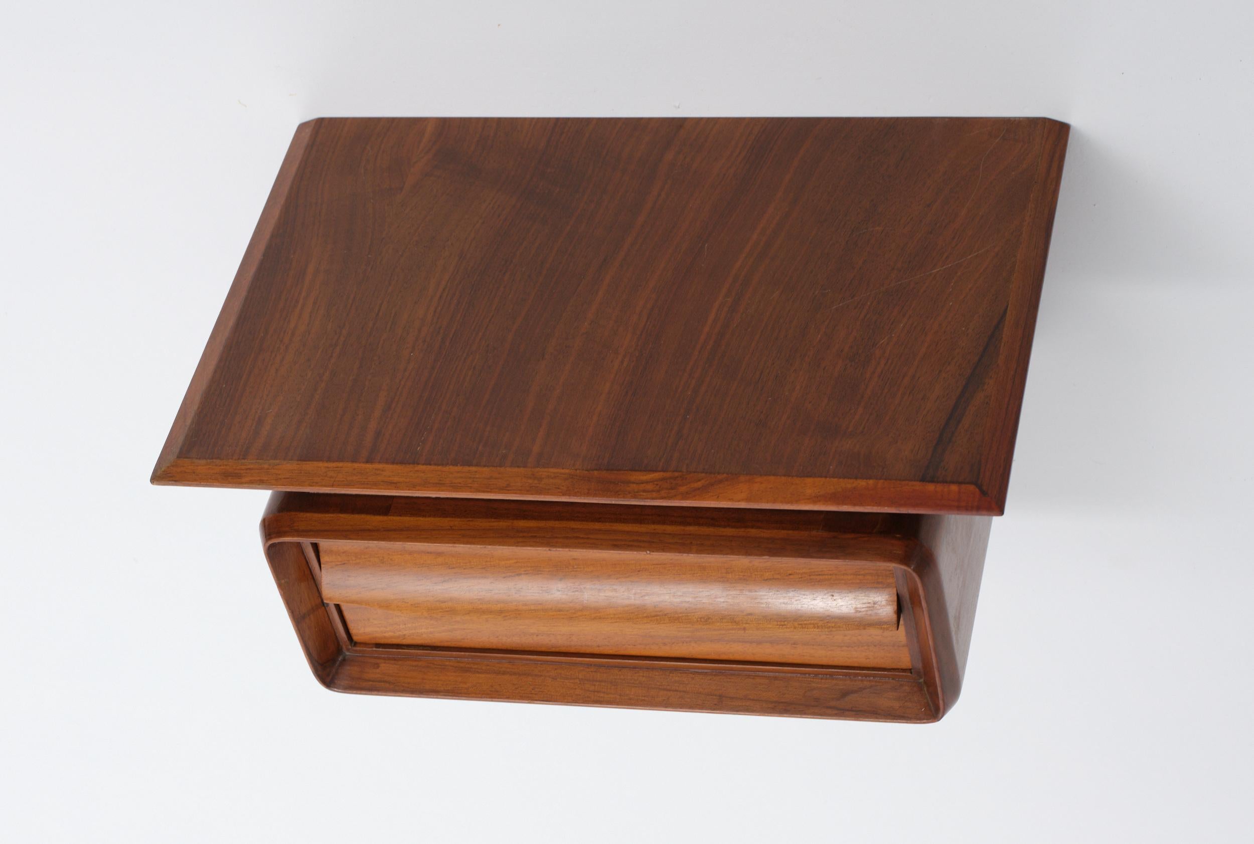 Paire de tables de nuit italiennes en bois à fixation murale avec un seul tiroir, datant des années 1950 Bon état - En vente à Rome, IT