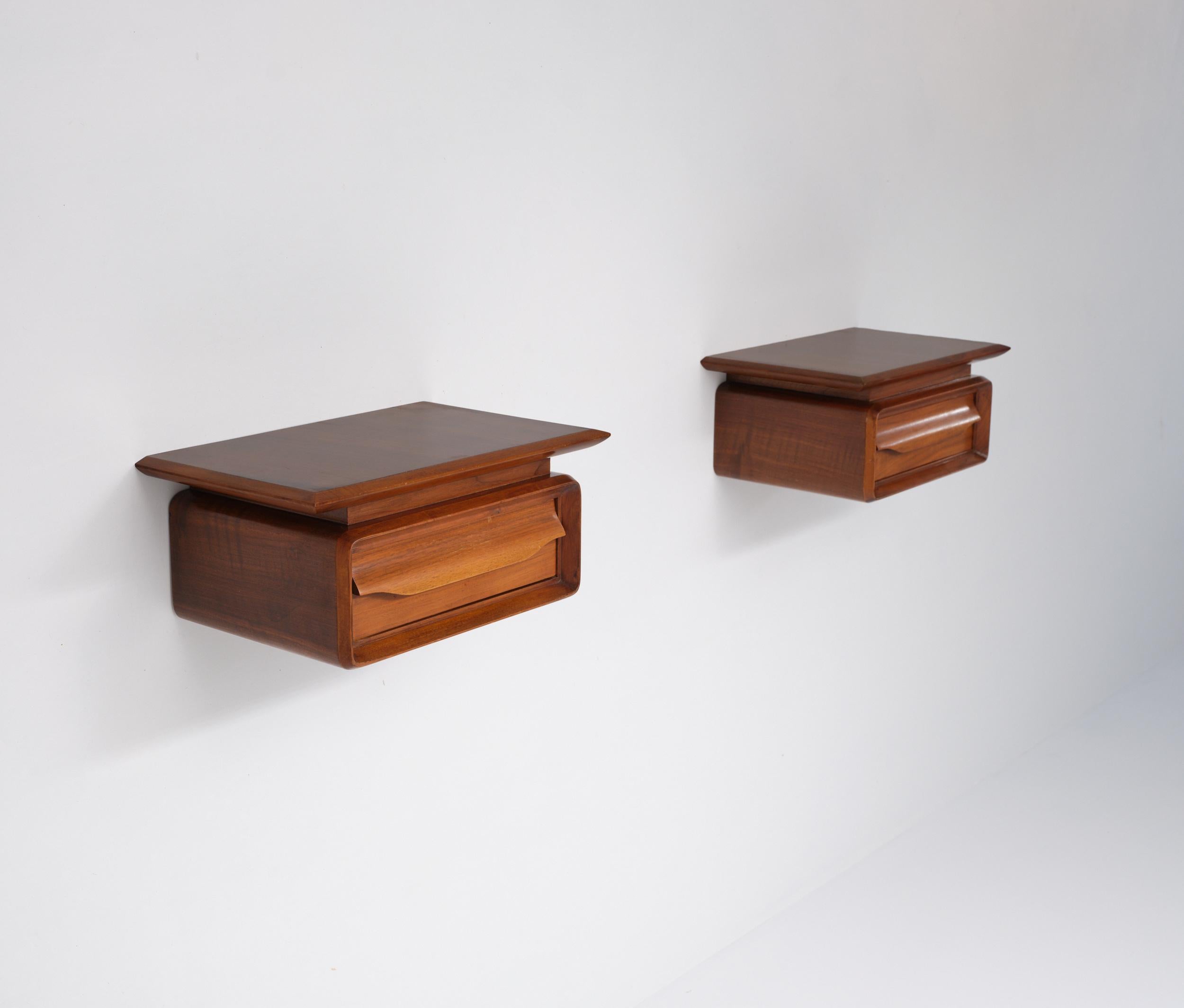 Milieu du XXe siècle Paire de tables de nuit italiennes en bois à fixation murale avec un seul tiroir, datant des années 1950 en vente