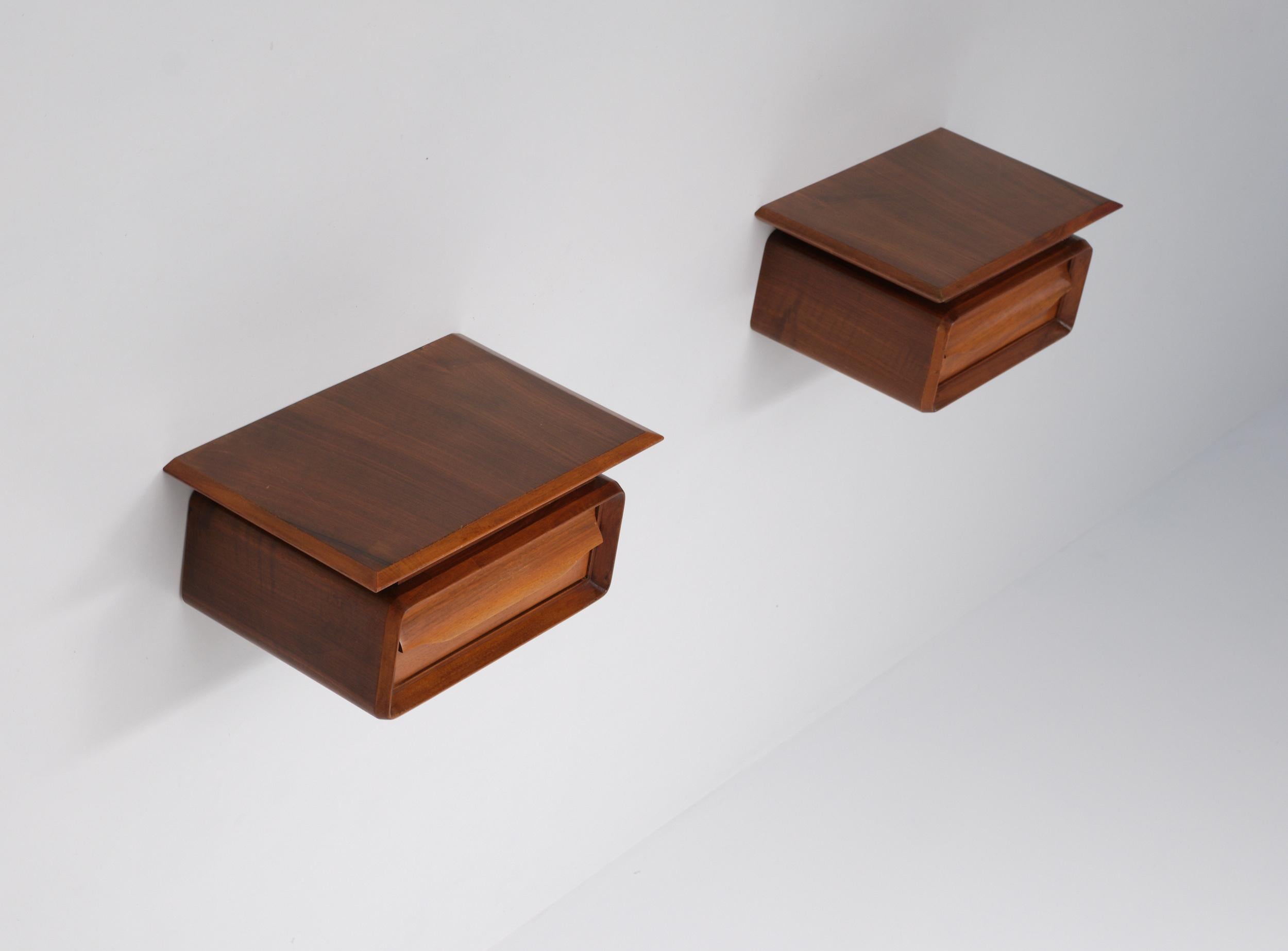 Bois Paire de tables de nuit italiennes en bois à fixation murale avec un seul tiroir, datant des années 1950 en vente