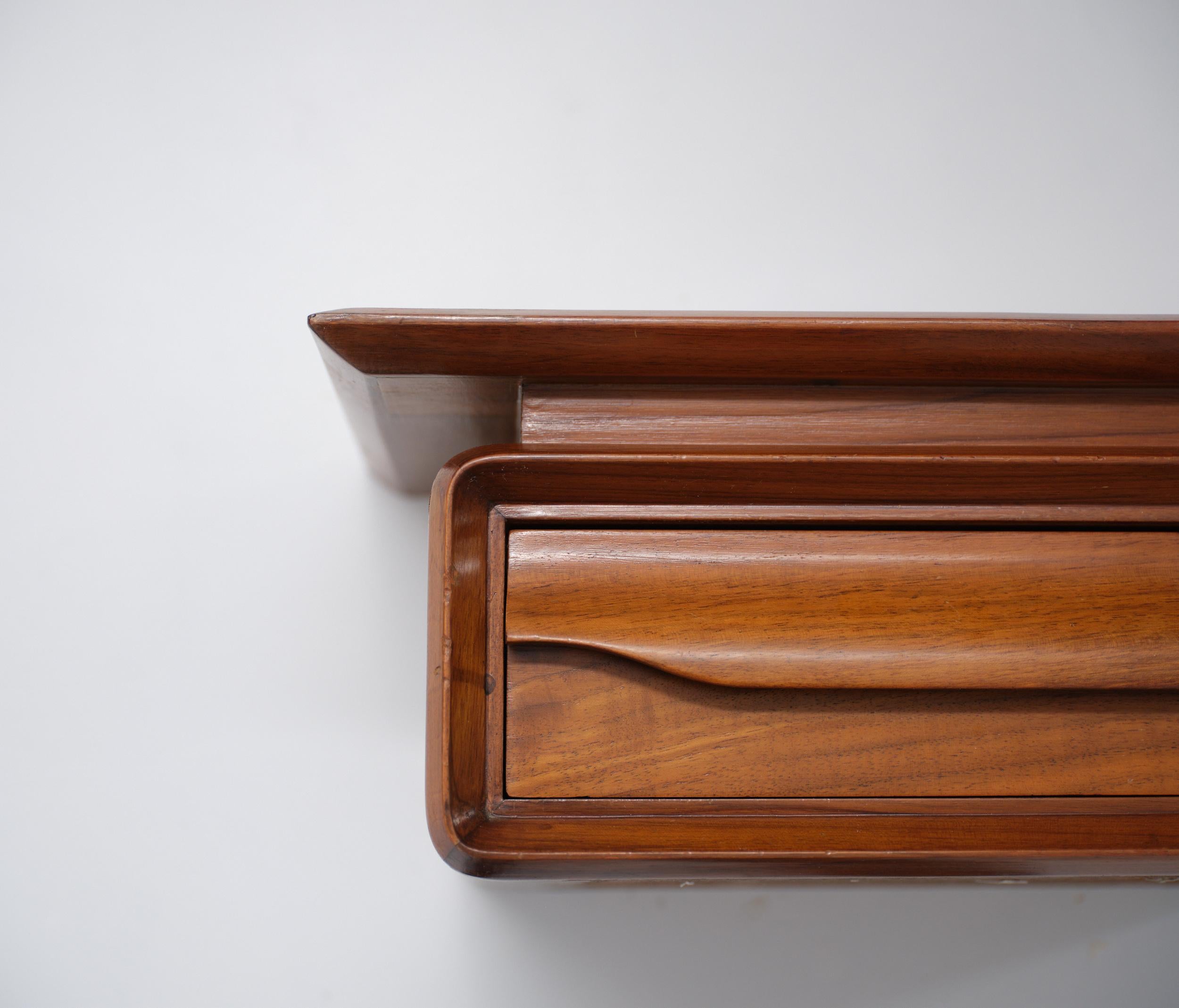 Paire de tables de nuit italiennes en bois à fixation murale avec un seul tiroir, datant des années 1950 en vente 1