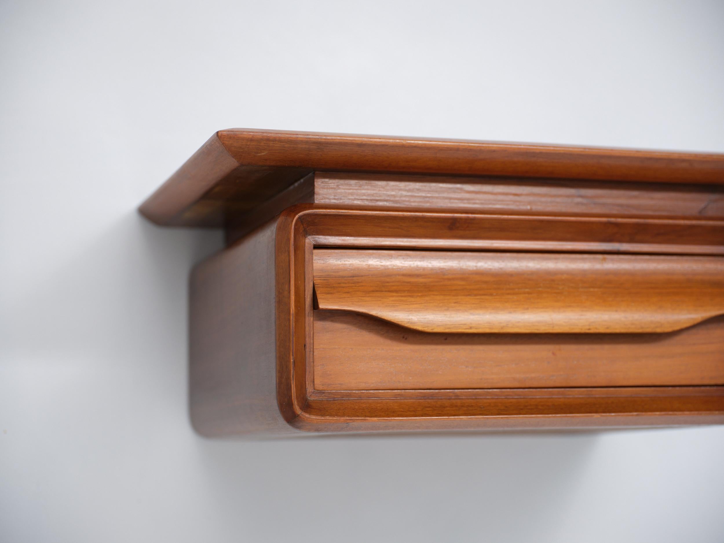 Paire de tables de nuit italiennes en bois à fixation murale avec un seul tiroir, datant des années 1950 en vente 2