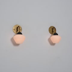 Ein Paar italienische Wandleuchten aus Messing und Opalglas aus den 1950er Jahren L484