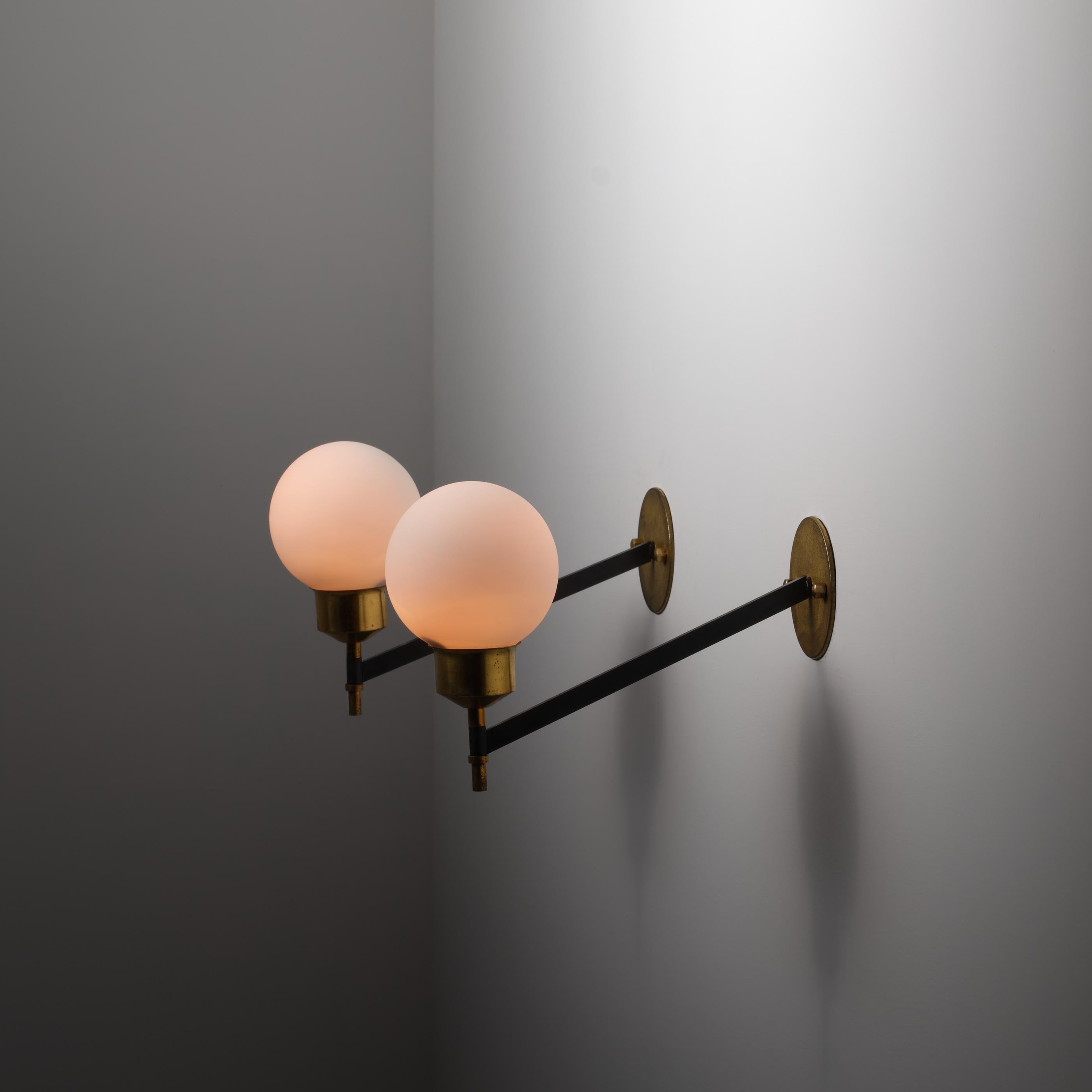 Pareja de apliques italianos de los años 50 en latón, acero negro y cristal opalino Metal en venta