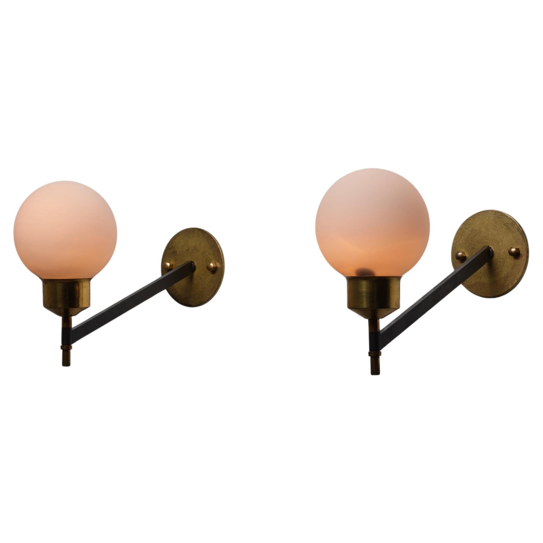 Pareja de apliques italianos de los años 50 en latón, acero negro y cristal opalino en venta