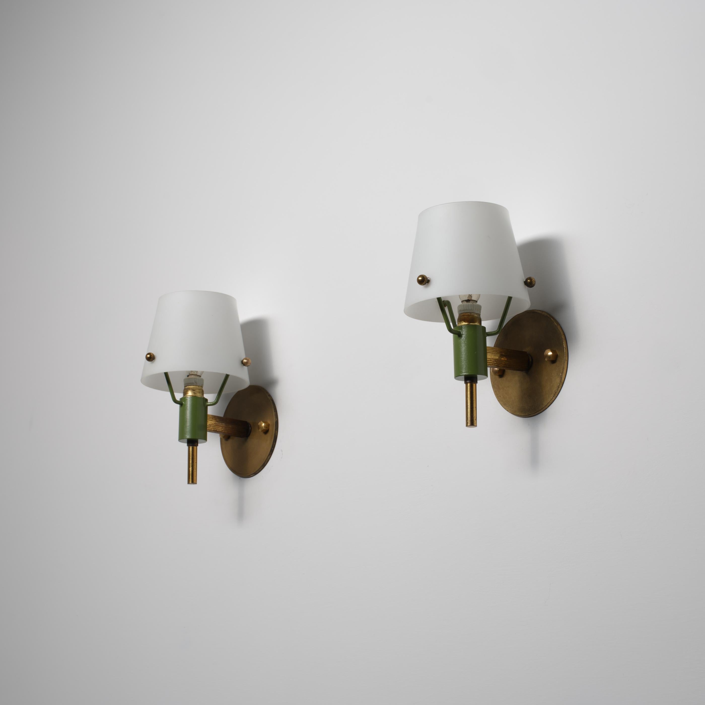 Zwei italienische Wandleuchten aus den 1950er Jahren aus Messing, grün lackiertem Metall und Opalin im Angebot 4