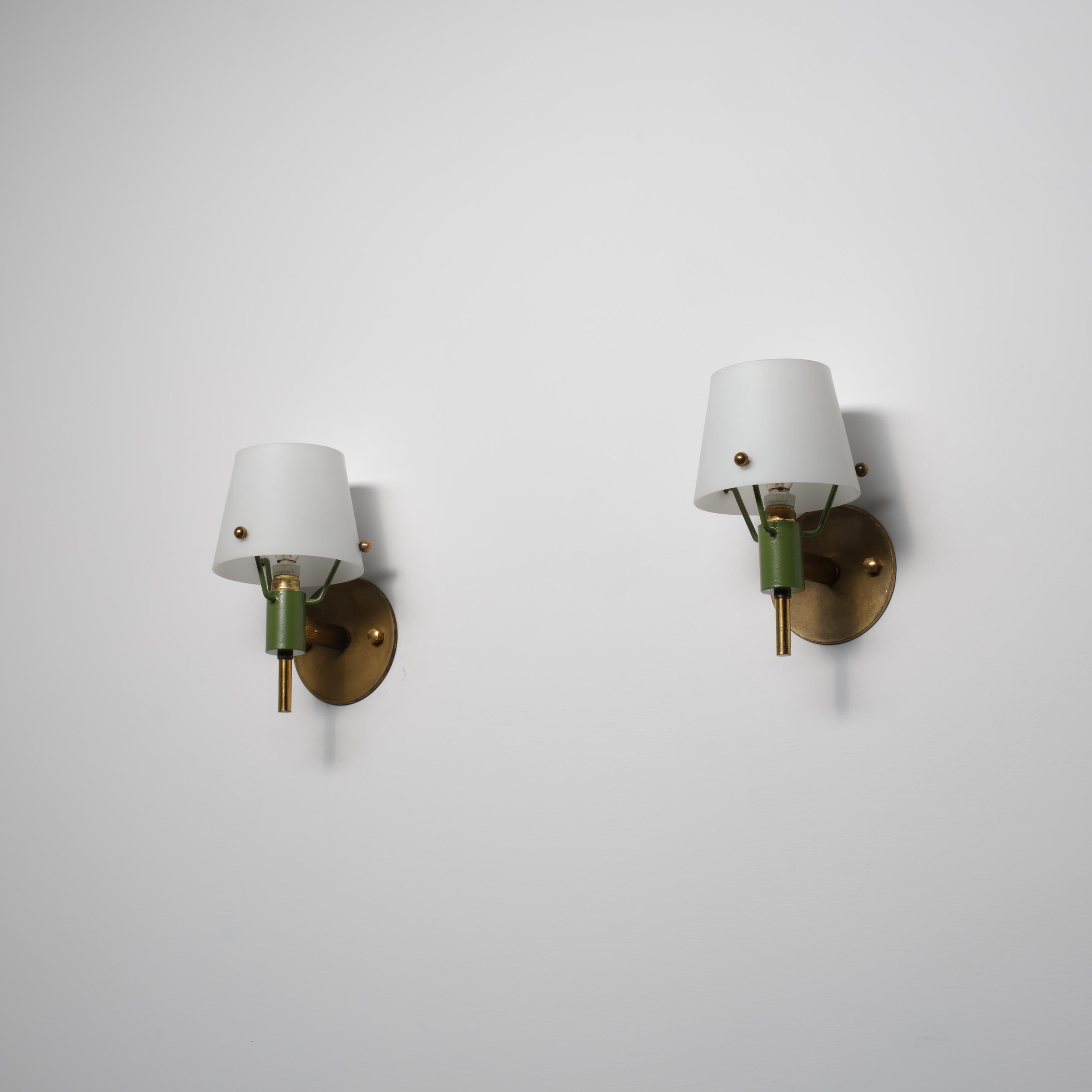 Zwei italienische Wandleuchten aus den 1950er Jahren aus Messing, grün lackiertem Metall und Opalin im Angebot 5