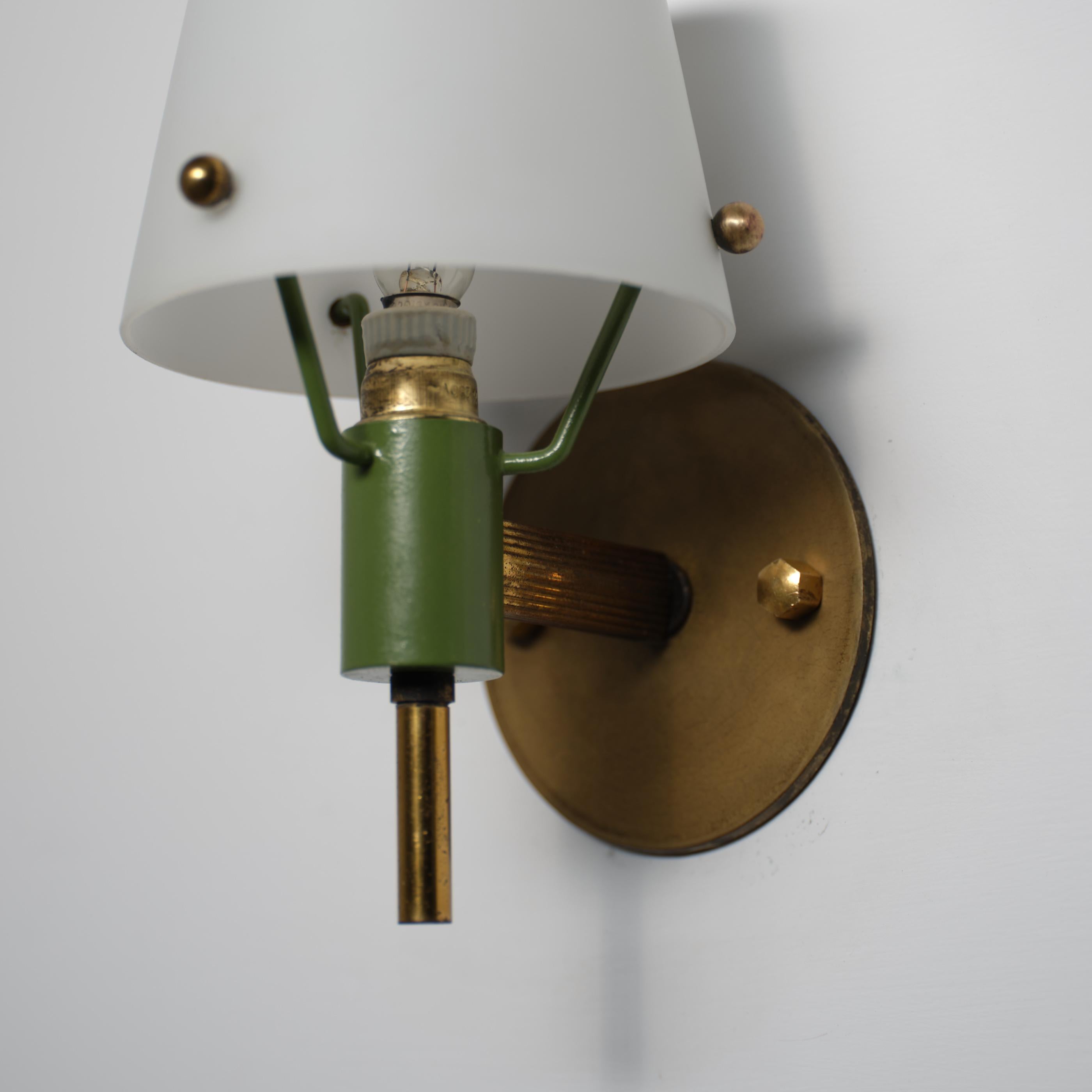 Zwei italienische Wandleuchten aus den 1950er Jahren aus Messing, grün lackiertem Metall und Opalin im Angebot 6