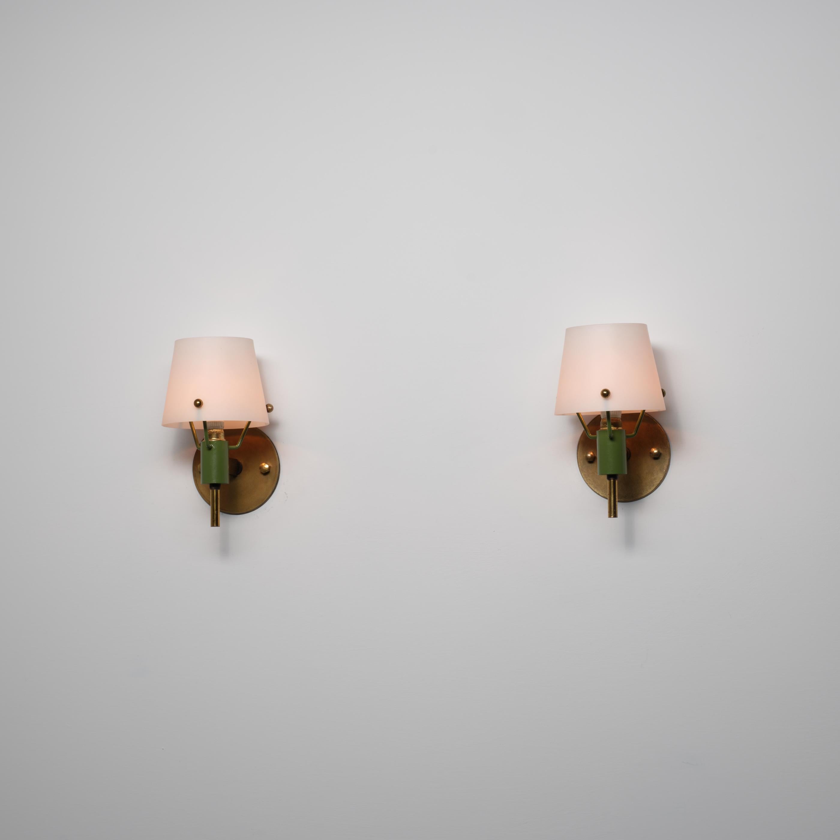 Zwei italienische Wandleuchten aus den 1950er Jahren aus Messing, grün lackiertem Metall und Opalin (Moderne der Mitte des Jahrhunderts) im Angebot