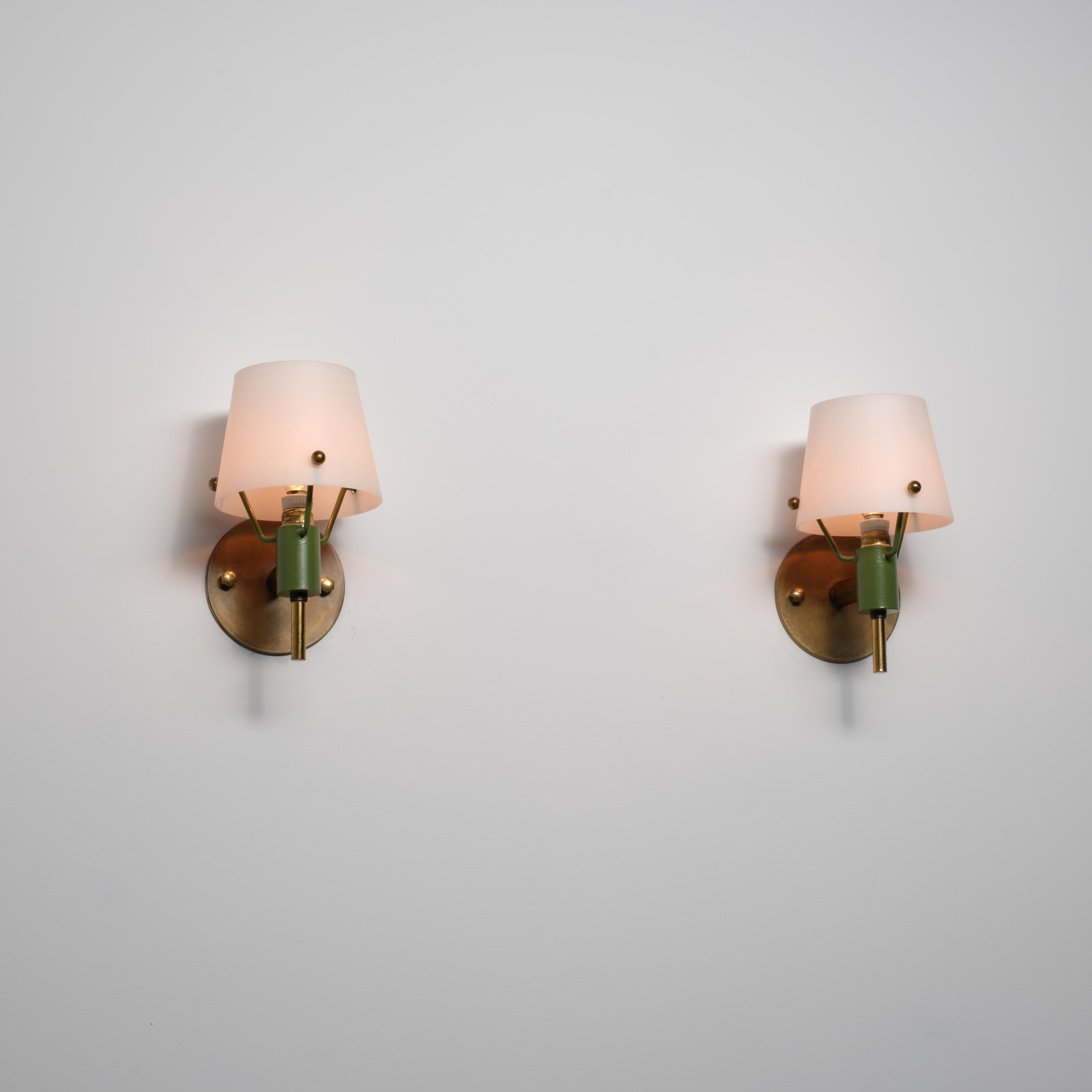 Zwei italienische Wandleuchten aus den 1950er Jahren aus Messing, grün lackiertem Metall und Opalin im Zustand „Gut“ im Angebot in Rome, IT