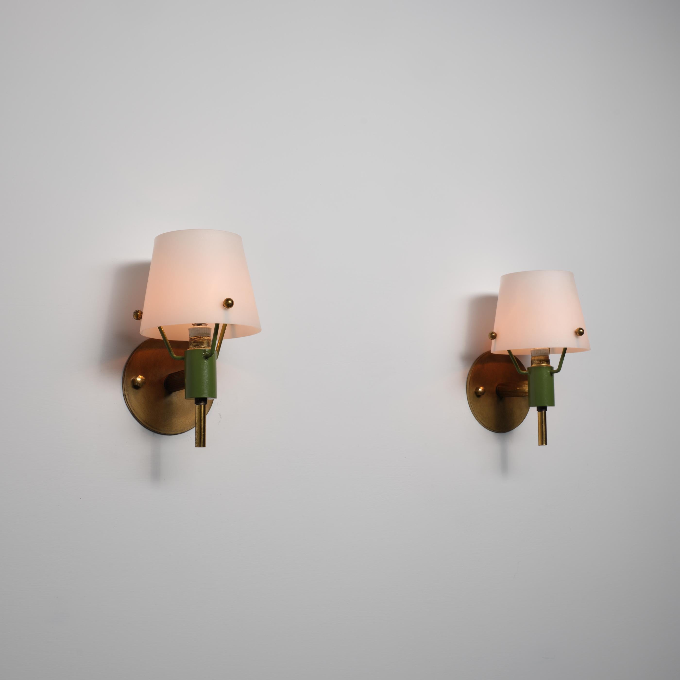 Zwei italienische Wandleuchten aus den 1950er Jahren aus Messing, grün lackiertem Metall und Opalin im Angebot 1