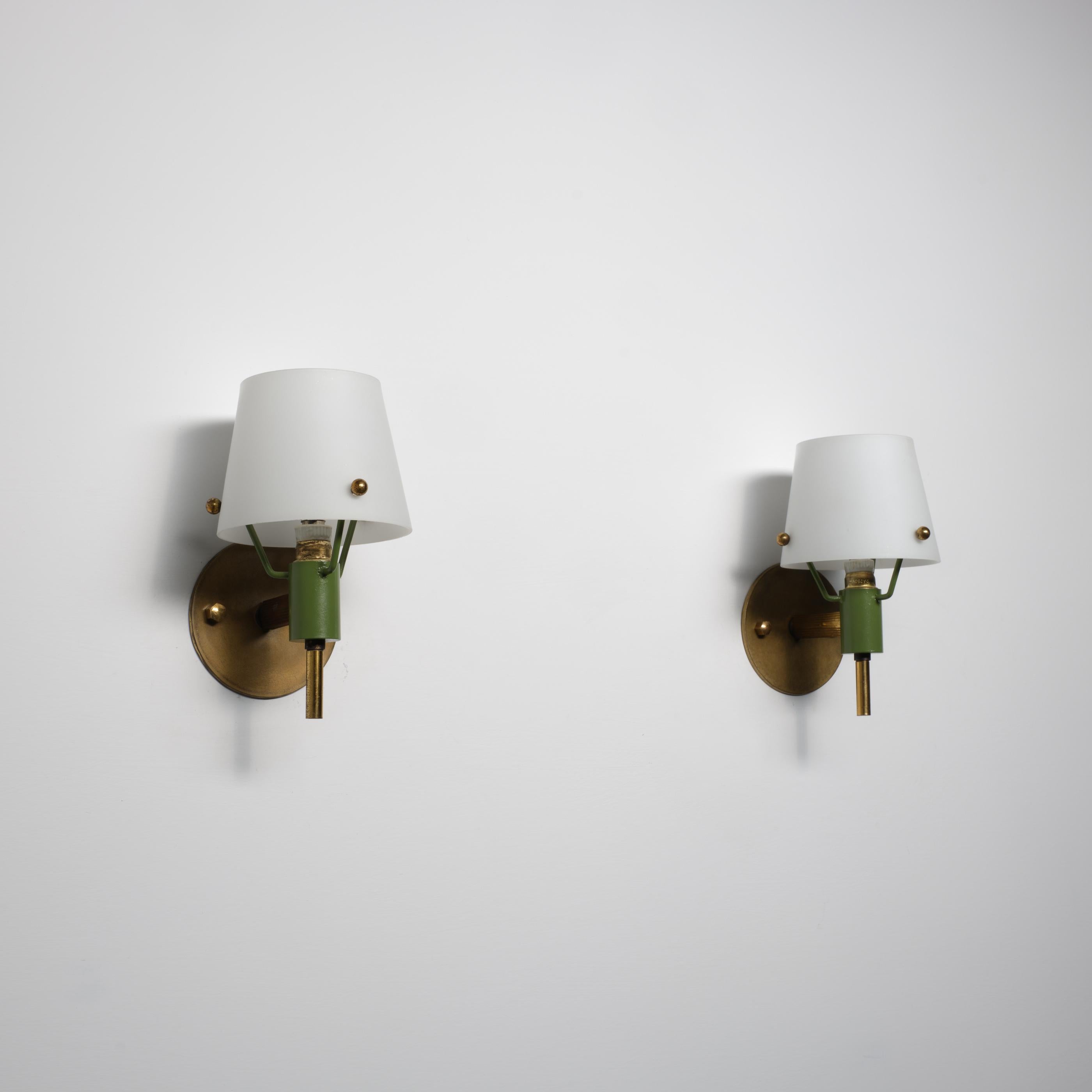 Zwei italienische Wandleuchten aus den 1950er Jahren aus Messing, grün lackiertem Metall und Opalin im Angebot 2