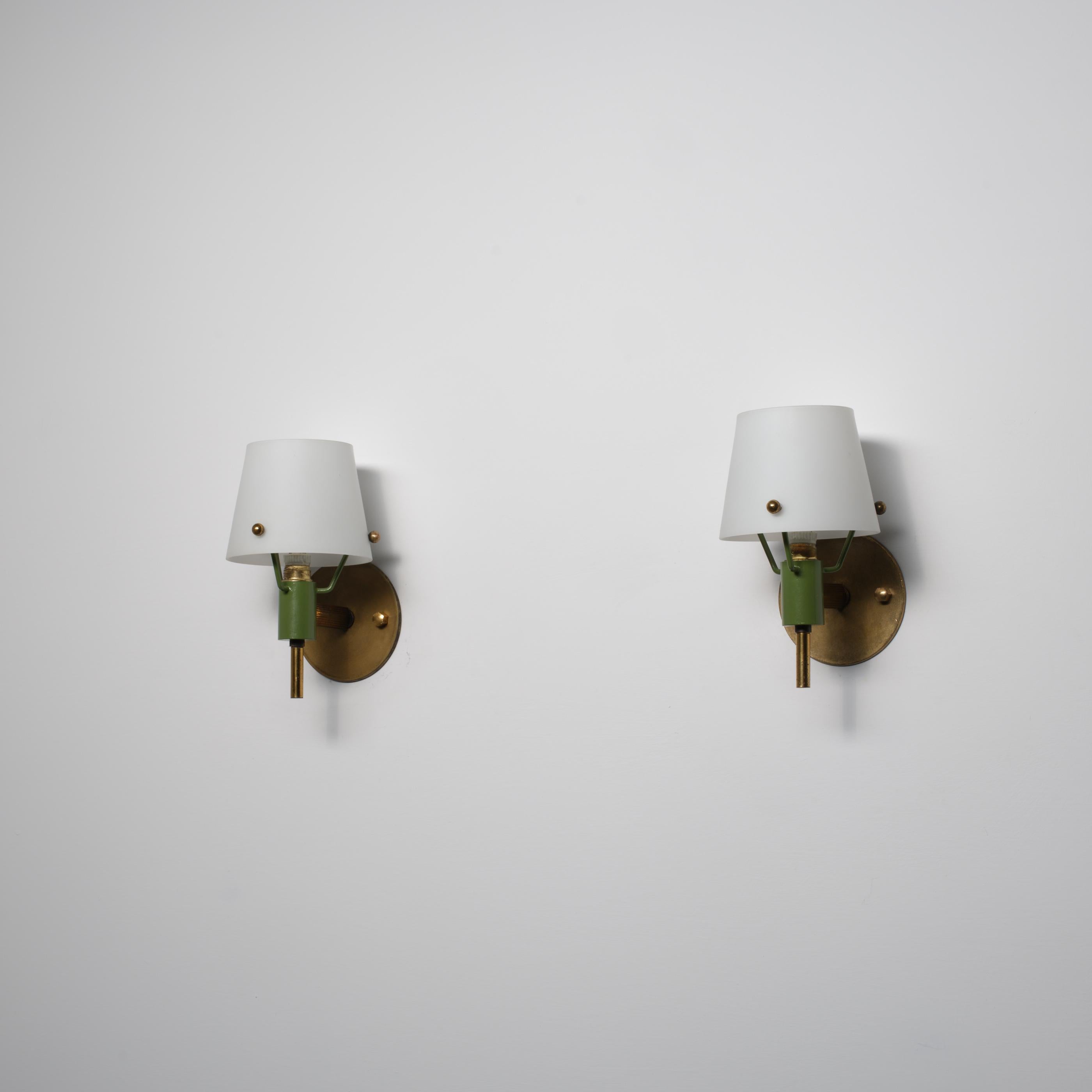 Zwei italienische Wandleuchten aus den 1950er Jahren aus Messing, grün lackiertem Metall und Opalin im Angebot 3