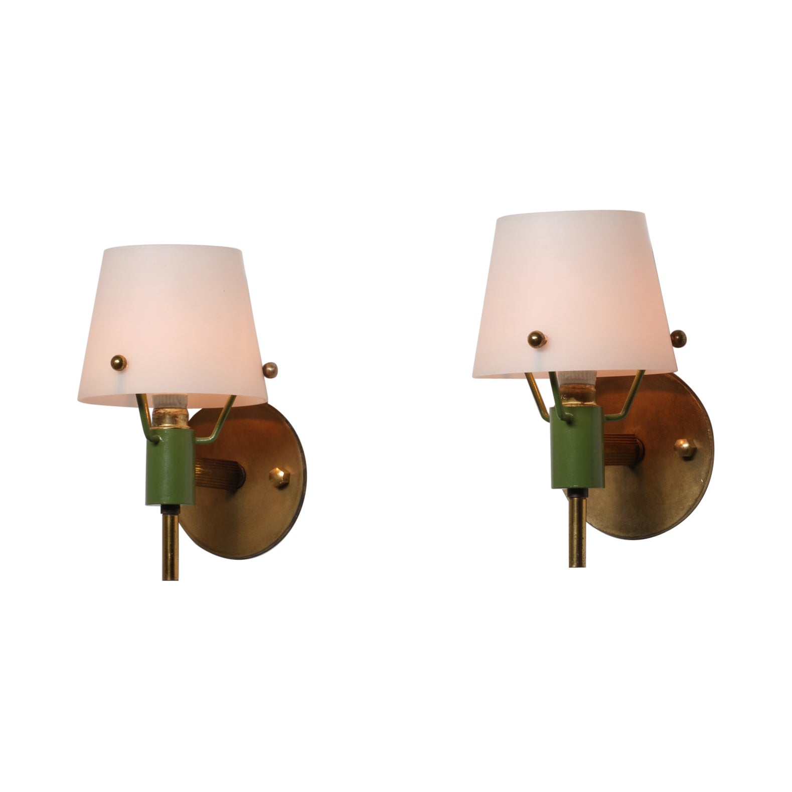 Paire d
appliques murales italiennes des années 1950 en laiton, métal laqué vert et opaline
