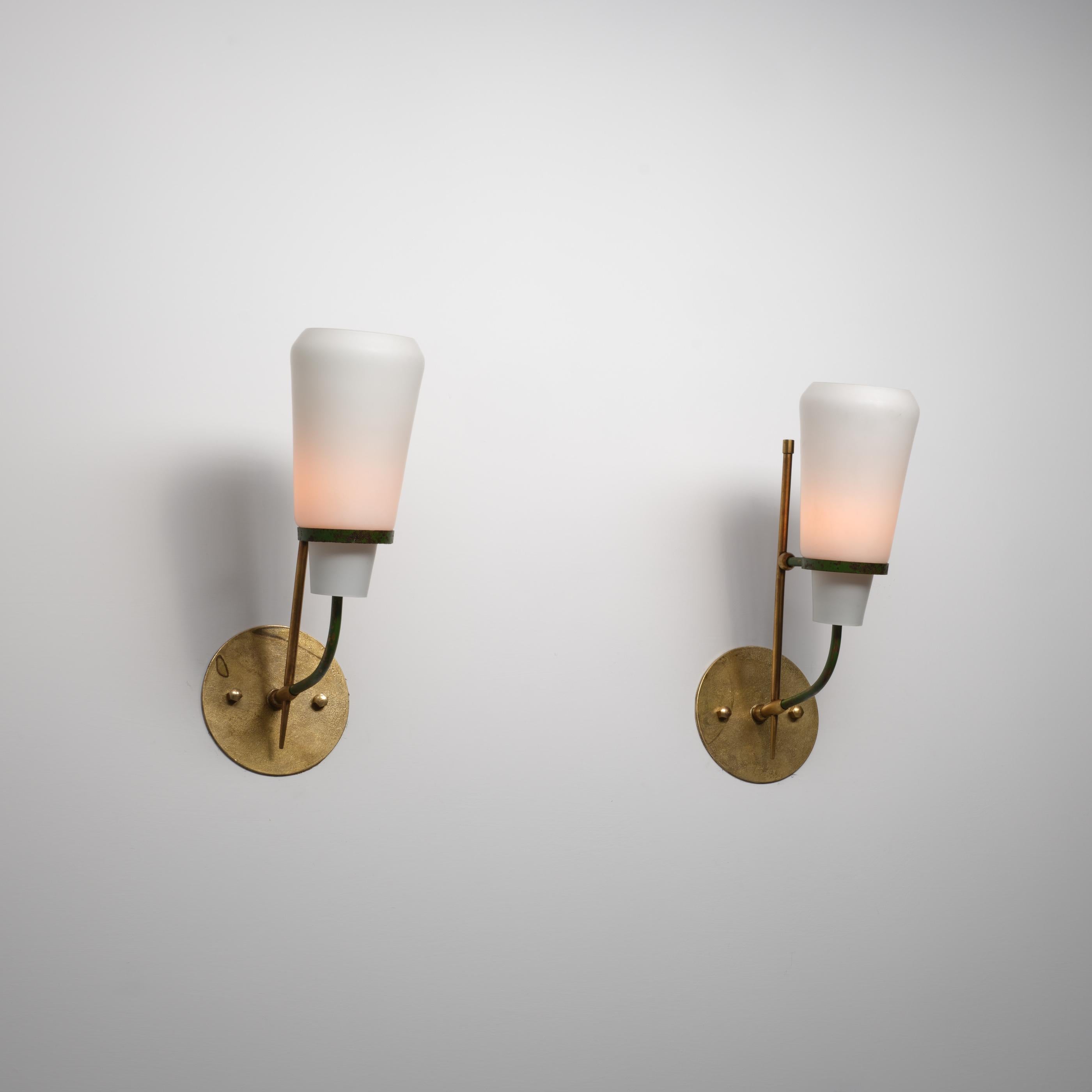 Paire d'appliques murales italiennes des années 1950 en laiton, acier laqué vert et opaline G Bon état - En vente à Rome, IT
