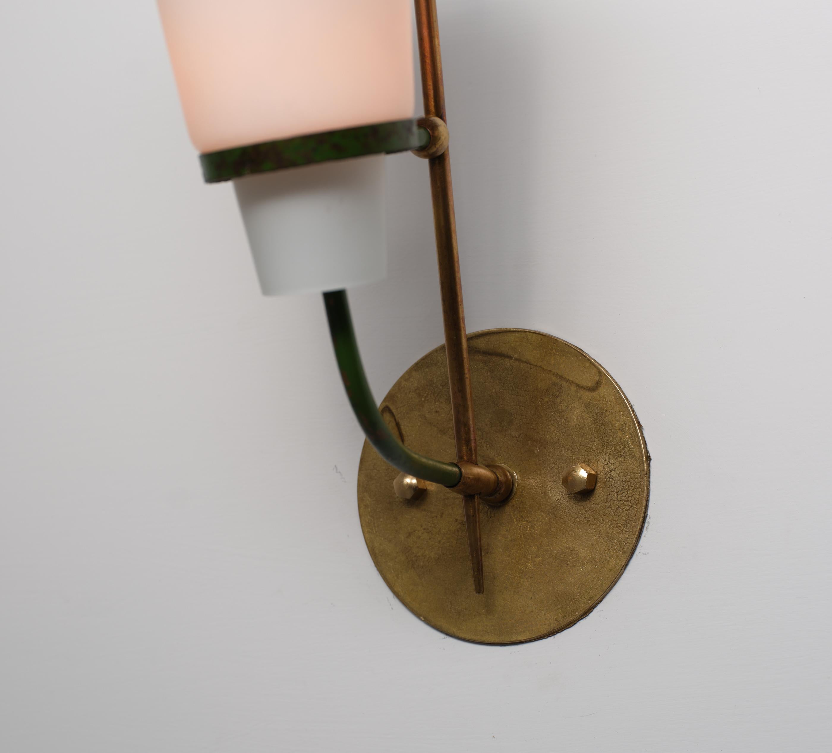 Laiton Paire d'appliques murales italiennes des années 1950 en laiton, acier laqué vert et opaline G en vente