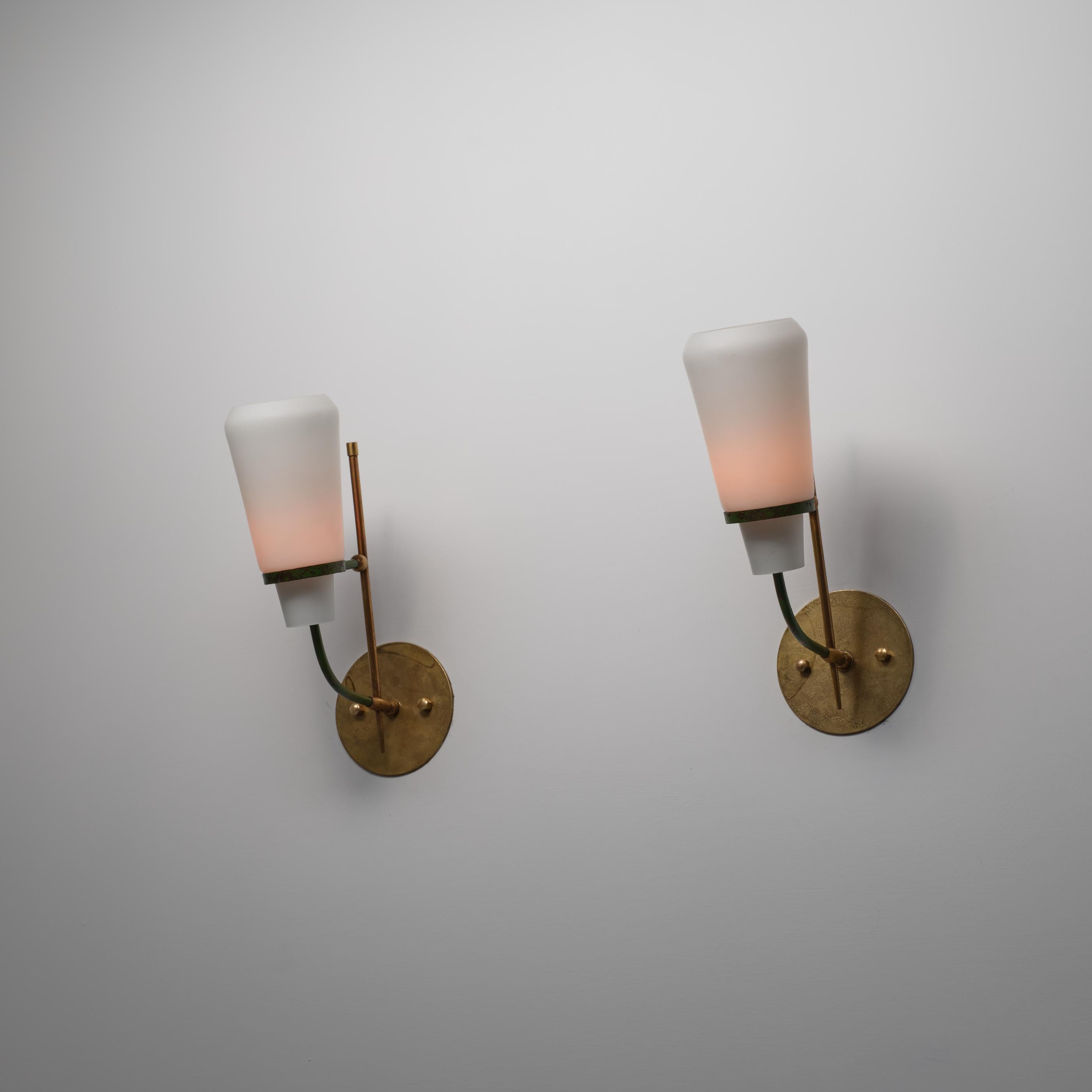 Paire d'appliques murales italiennes des années 1950 en laiton, acier laqué vert et opaline G en vente 3