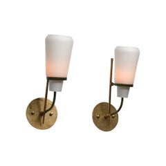 Coppia di appliques italiane degli anni 
50 in ottone, acciaio laccato verde e vetro opalino