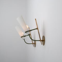 Zwei italienische Wandleuchter aus Messing, grünem Metall und Opalglas aus den 1950er Jahren