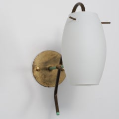 Pareja de apliques italianos de los años 50 en latón, cristal opalino y detalles verdes