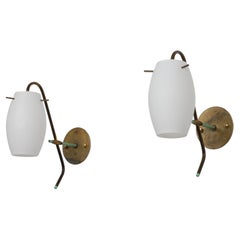 Paire d
appliques murales italiennes des années 1950 en laiton, verre opalin et accents verts