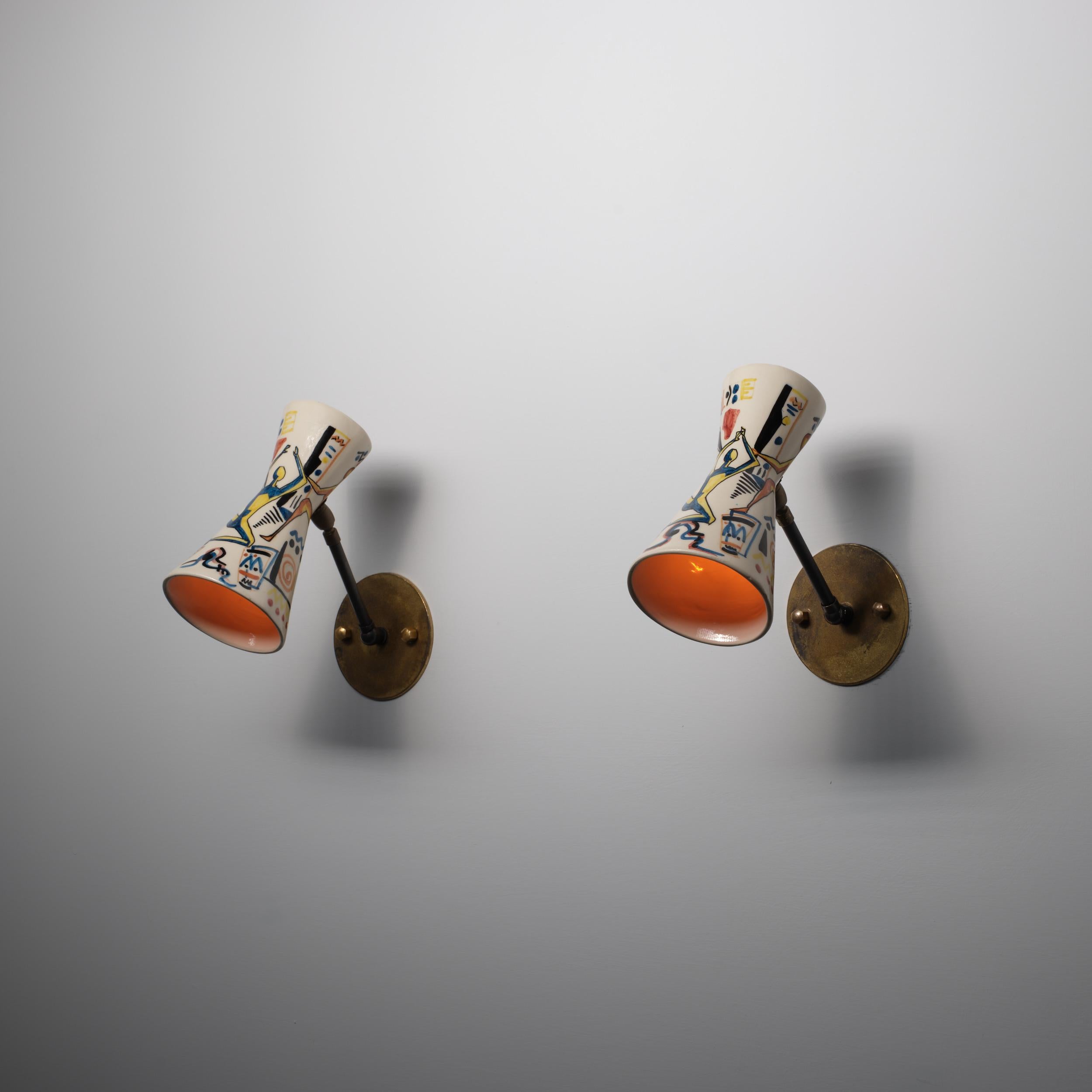 Pareja de apliques italianos de los años 50 con pantallas de cerámica pintada, Amatanti en venta 5