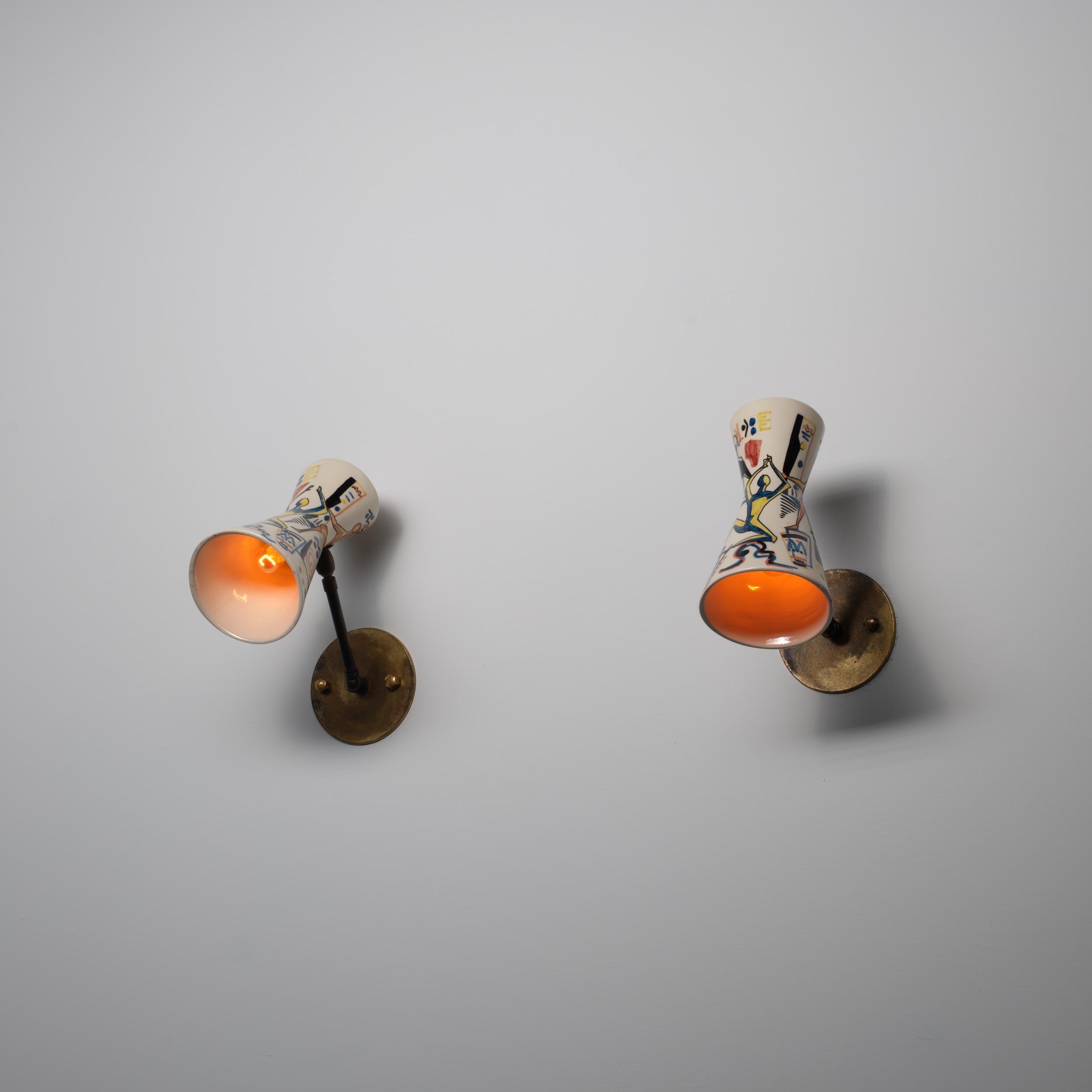 Pareja de apliques italianos de los años 50 con pantallas de cerámica pintada, Amatanti Moderno de mediados de siglo en venta