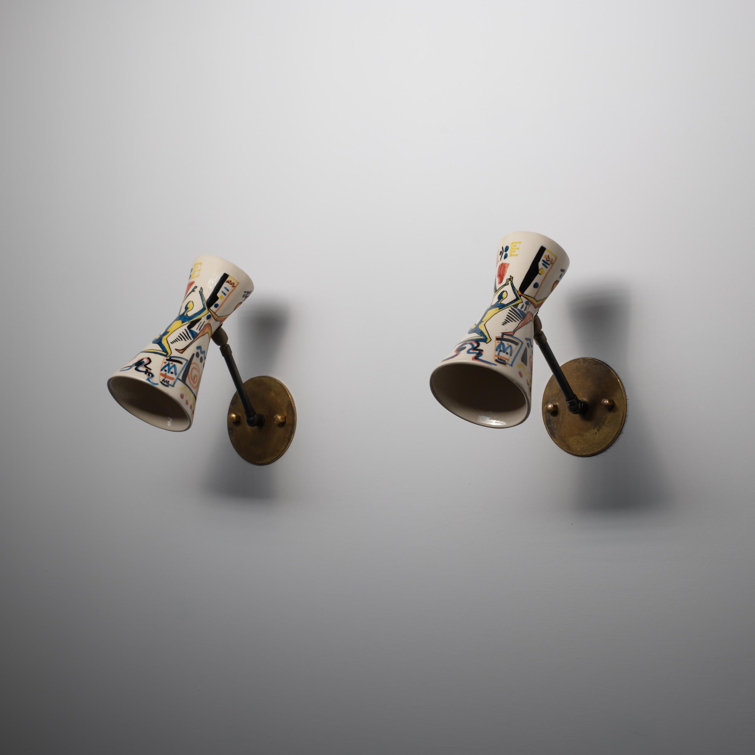 Pareja de apliques italianos de los años 50 con pantallas de cerámica pintada, Amatanti en Bueno estado para la venta en Rome, IT