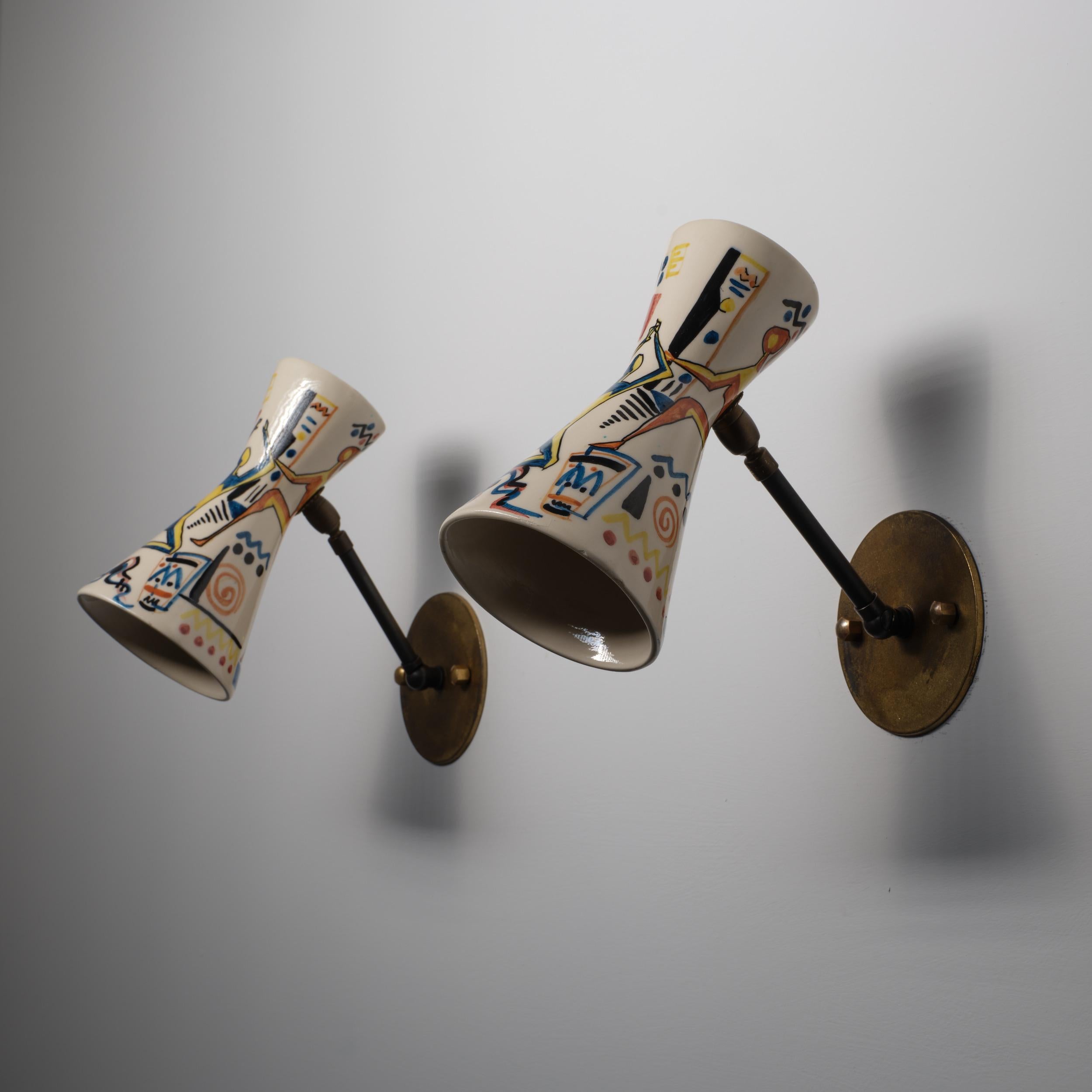 Pareja de apliques italianos de los años 50 con pantallas de cerámica pintada, Amatanti mediados del siglo XX en venta