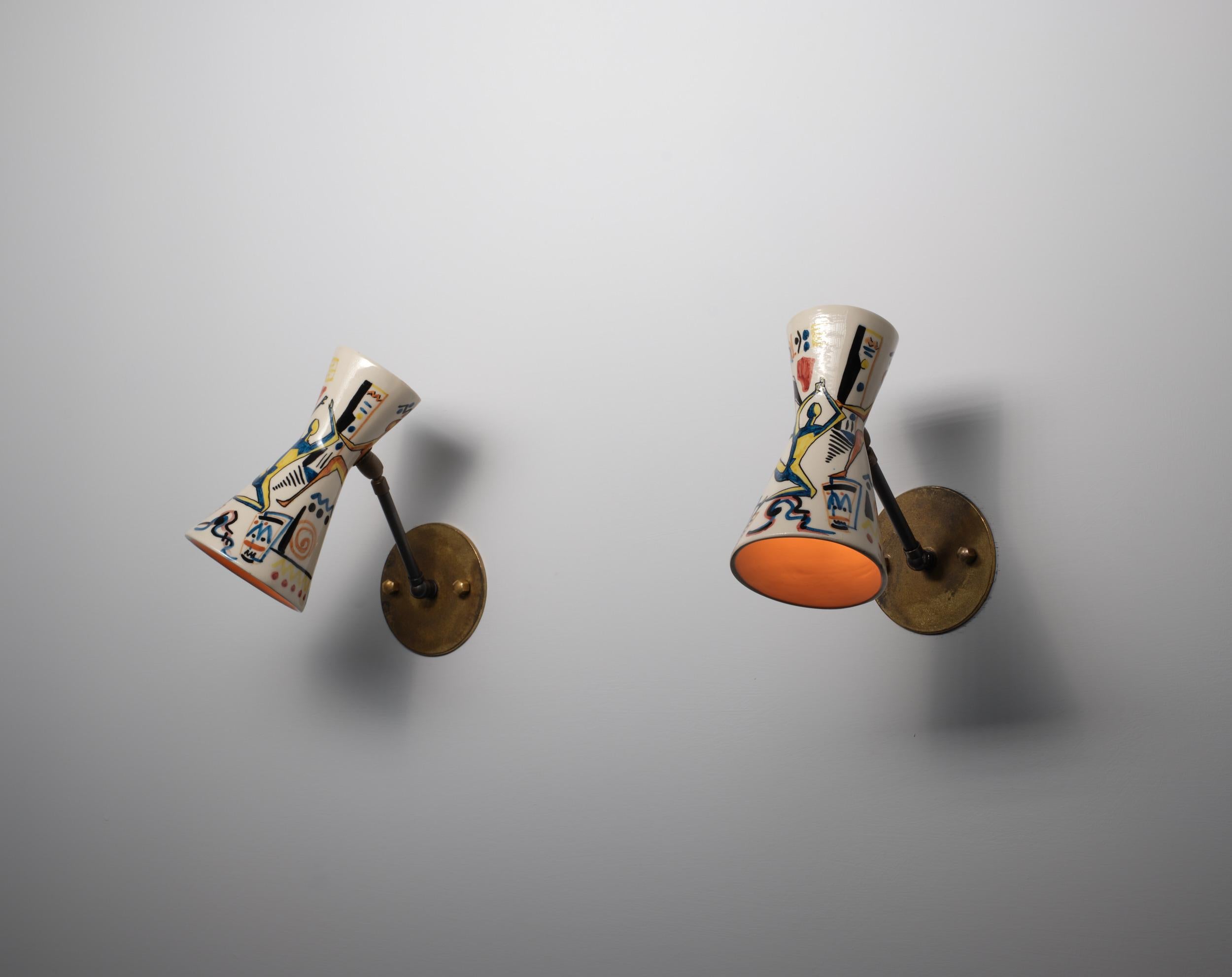 Pareja de apliques italianos de los años 50 con pantallas de cerámica pintada, Amatanti en venta 1