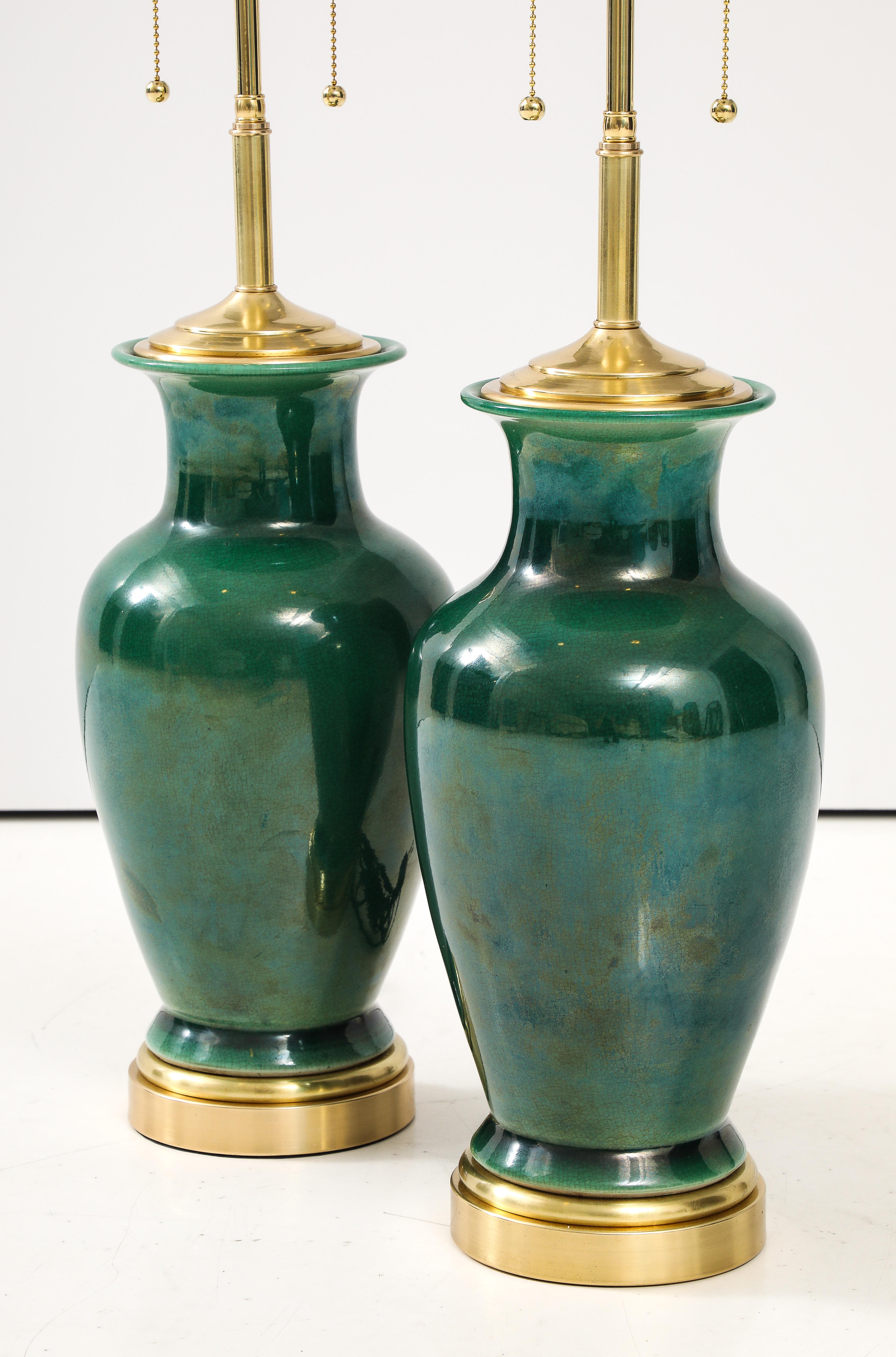 Hollywood Regency Paire d'urnes en céramique japonaise des années 1950  Lampes en vente