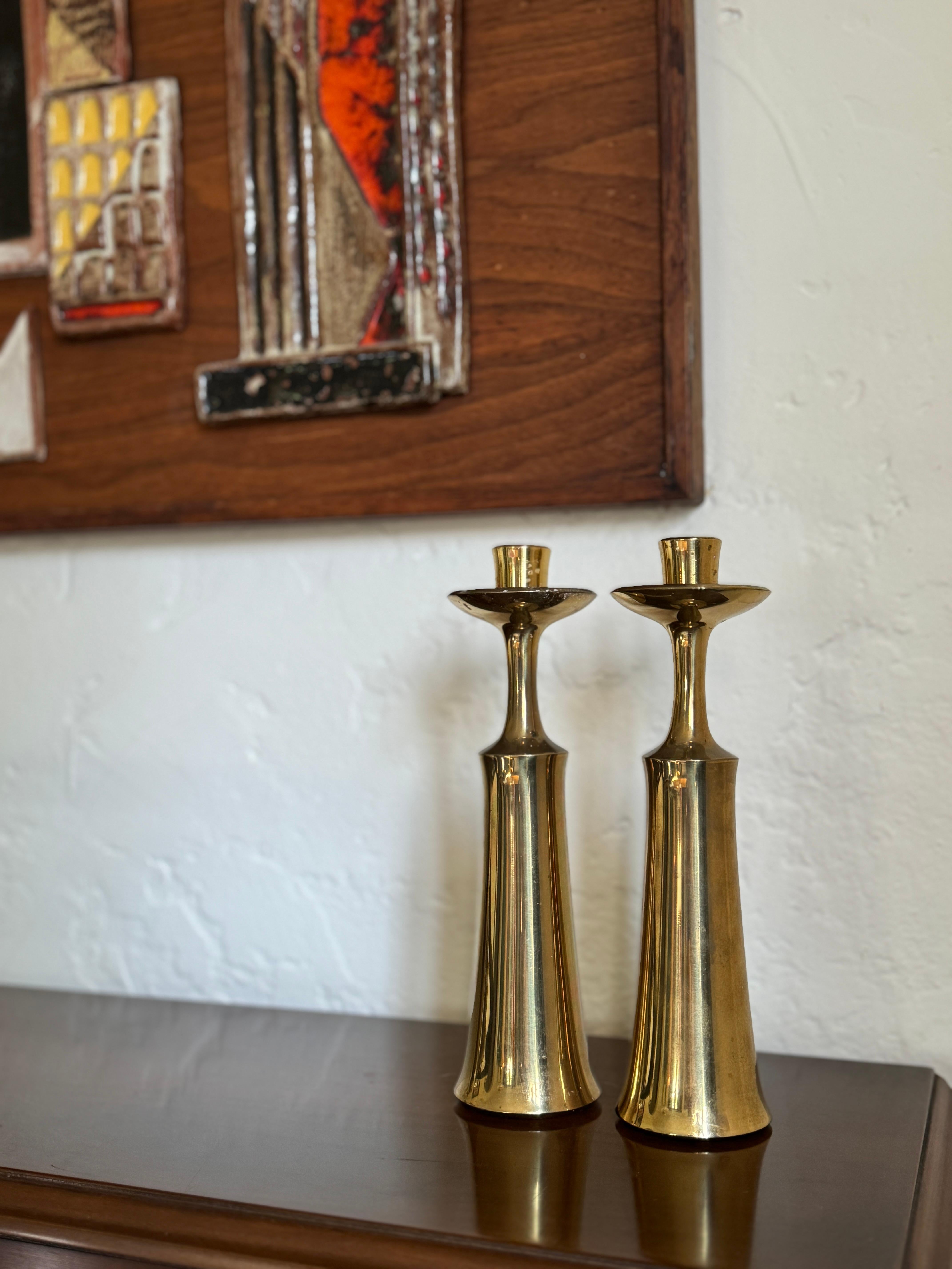 Coppia di candelieri in ottone di Jens Quistgaard del 1950 per Dansk. 

Realizzati in ottone massiccio, questi candelieri sono uno dei design più notevoli e iconici di Quistgaard. La quintessenza della modernità danese nella sua esecuzione e nella