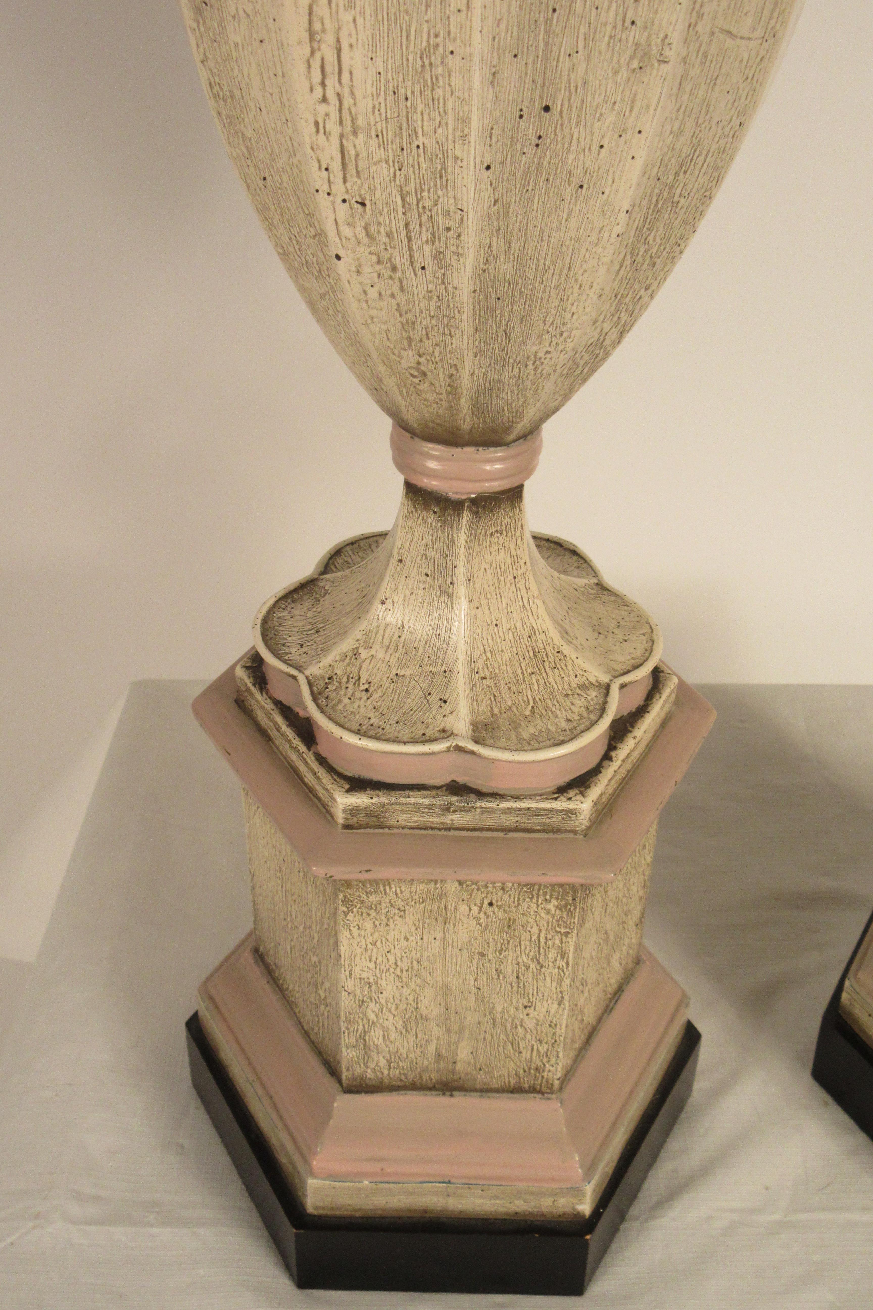 Paire de grandes lampes à fleuron en plâtre rose des années 1950 en vente 5