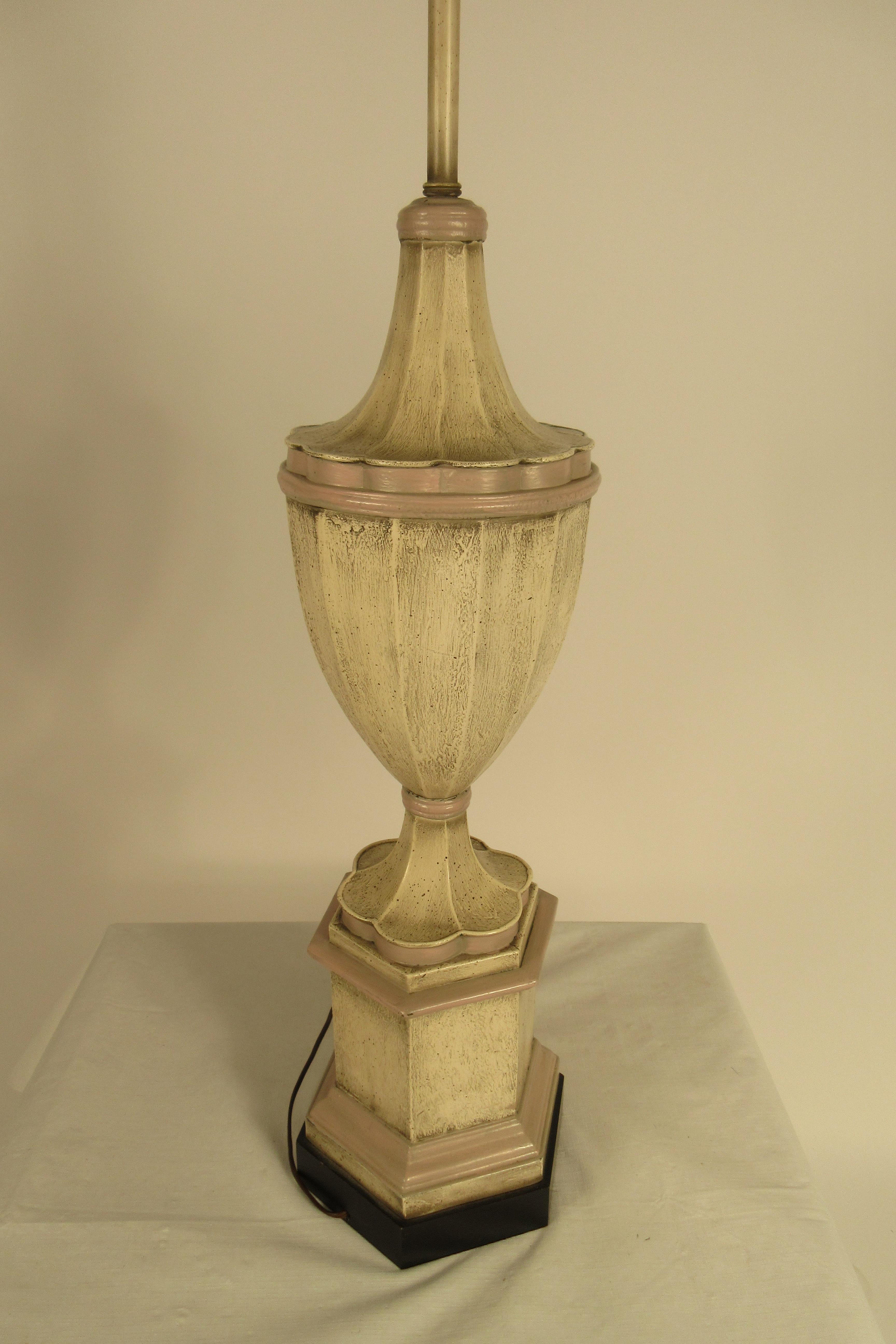 Paire de grandes lampes à fleuron en plâtre rose des années 1950 en vente 7