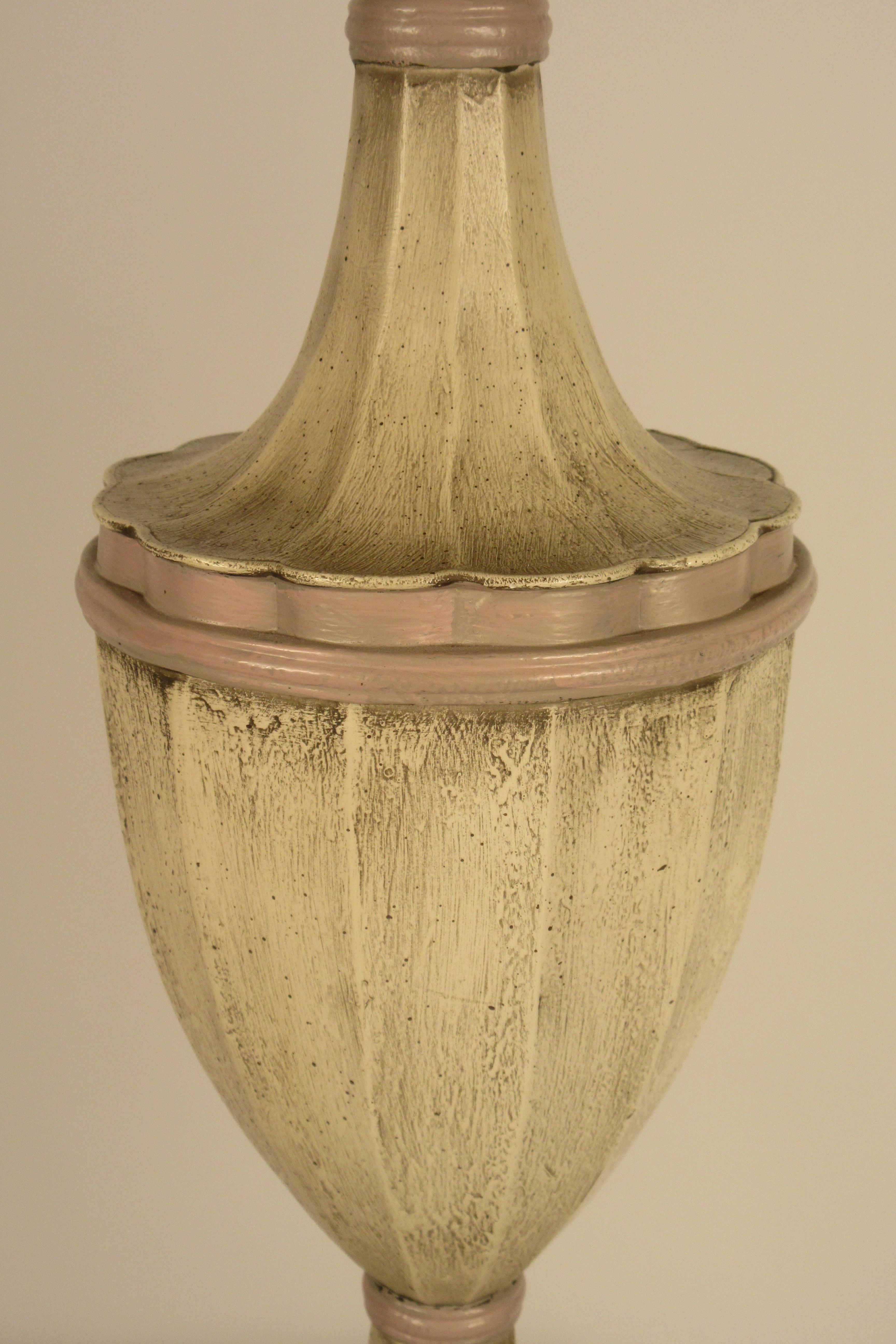 Paire de grandes lampes à fleuron en plâtre rose des années 1950 en vente 9