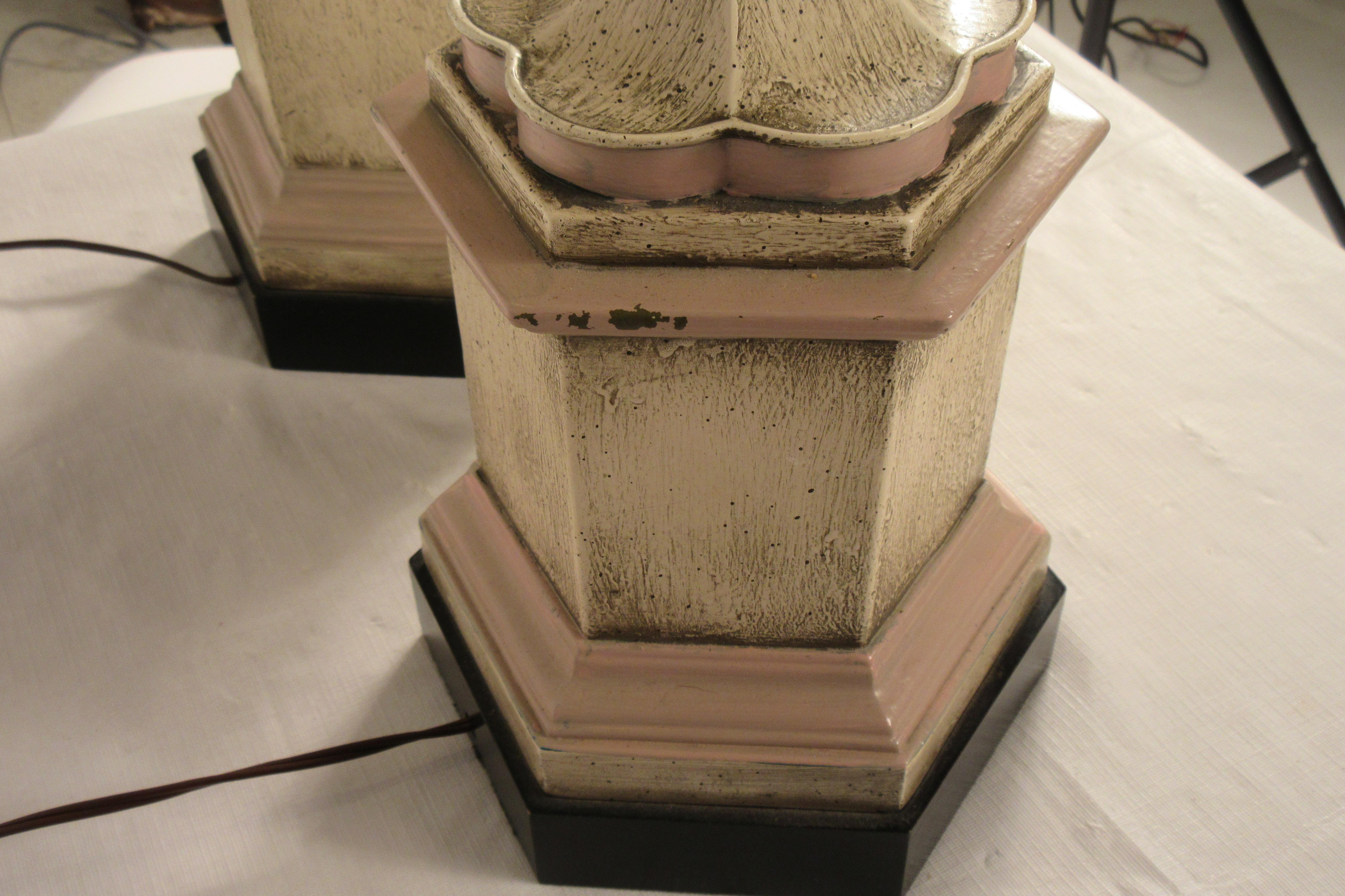 Paire de grandes lampes à fleuron en plâtre rose des années 1950 en vente 1