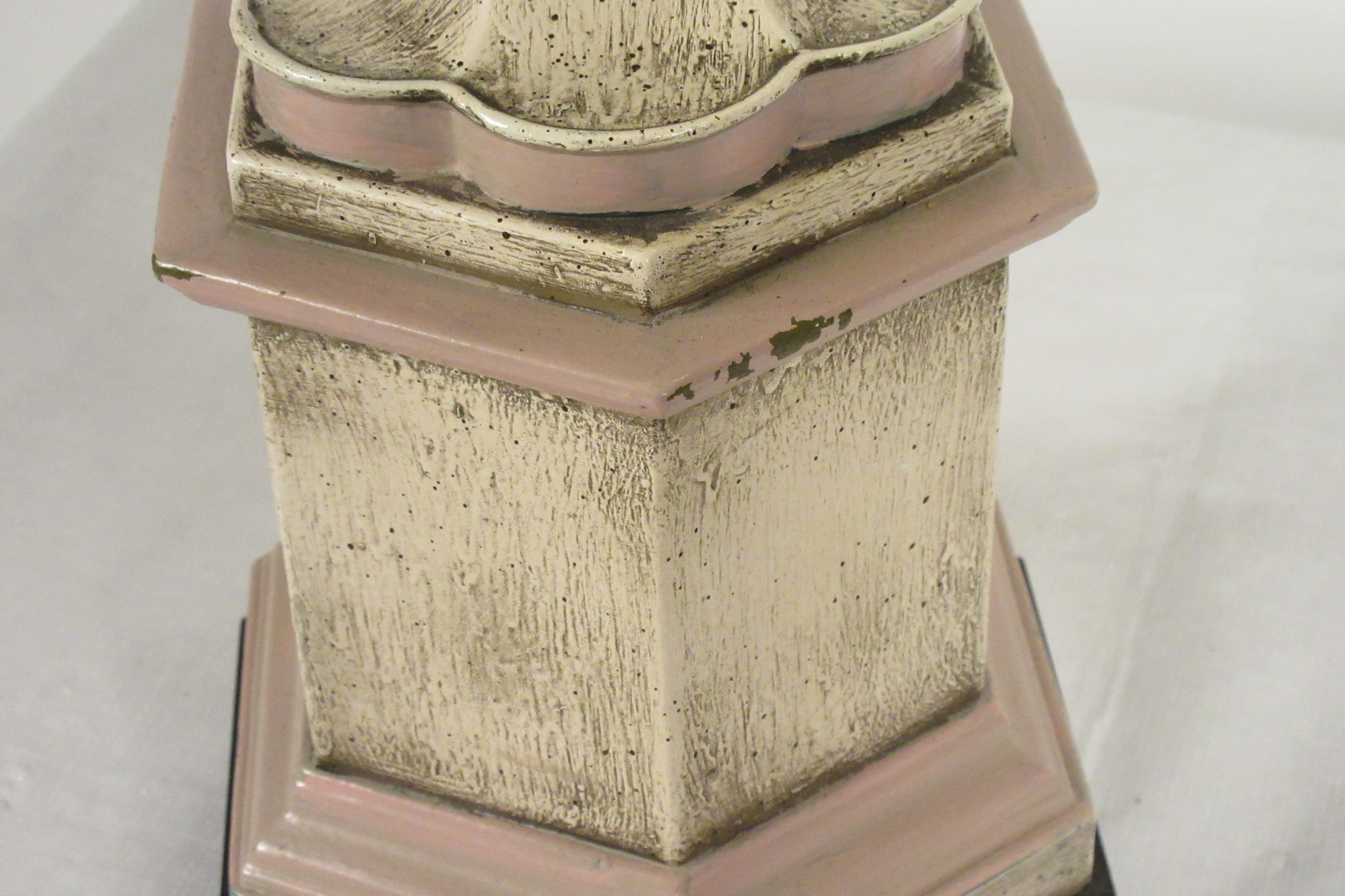 Paire de grandes lampes à fleuron en plâtre rose des années 1950 en vente 2