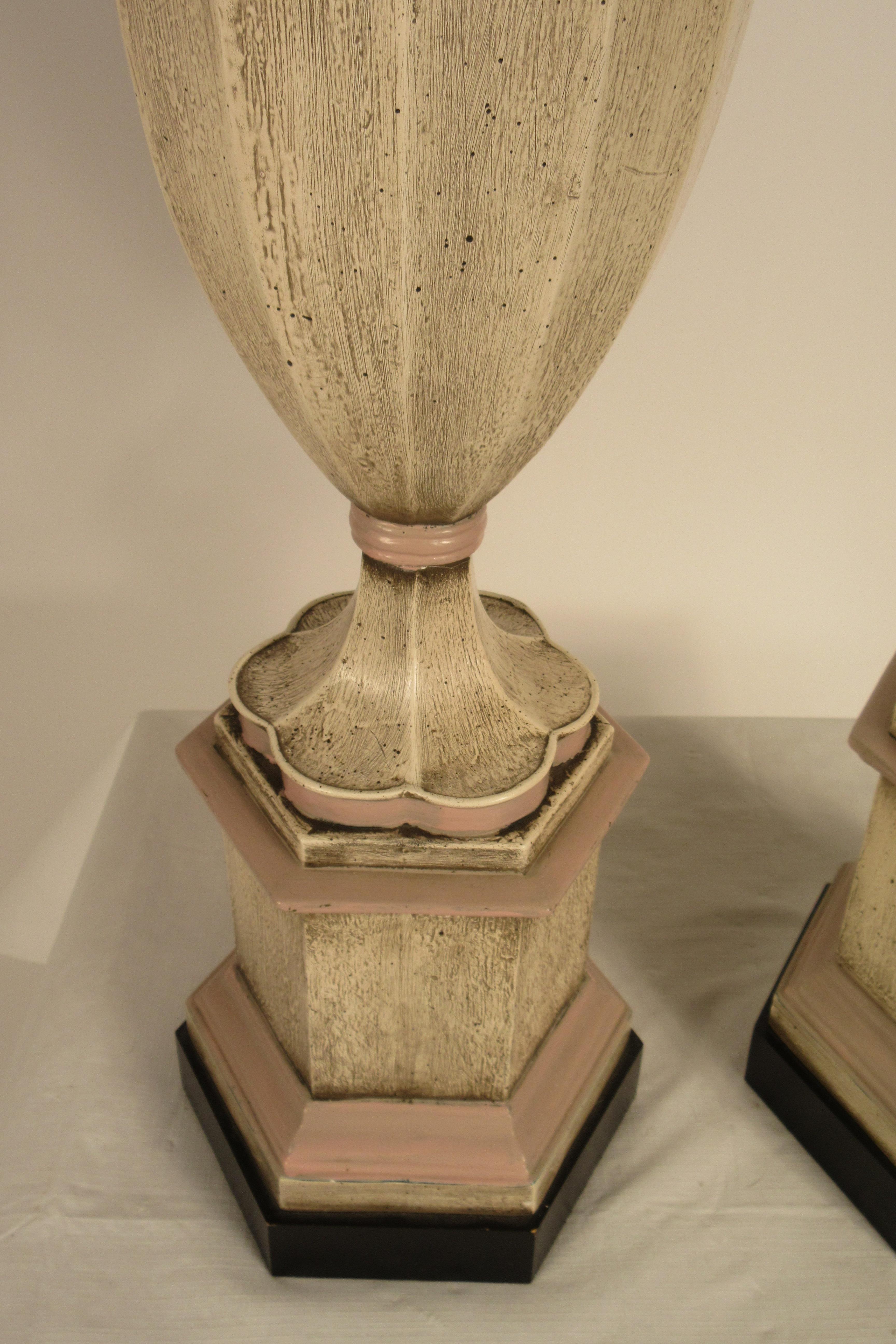 Paire de grandes lampes à fleuron en plâtre rose des années 1950 en vente 4