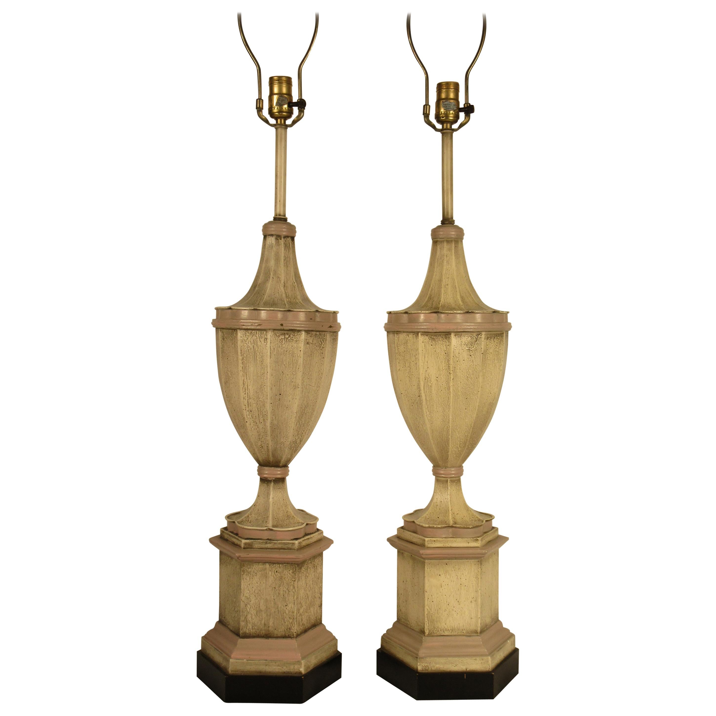 Paire de grandes lampes à fleuron en plâtre rose des années 1950 en vente