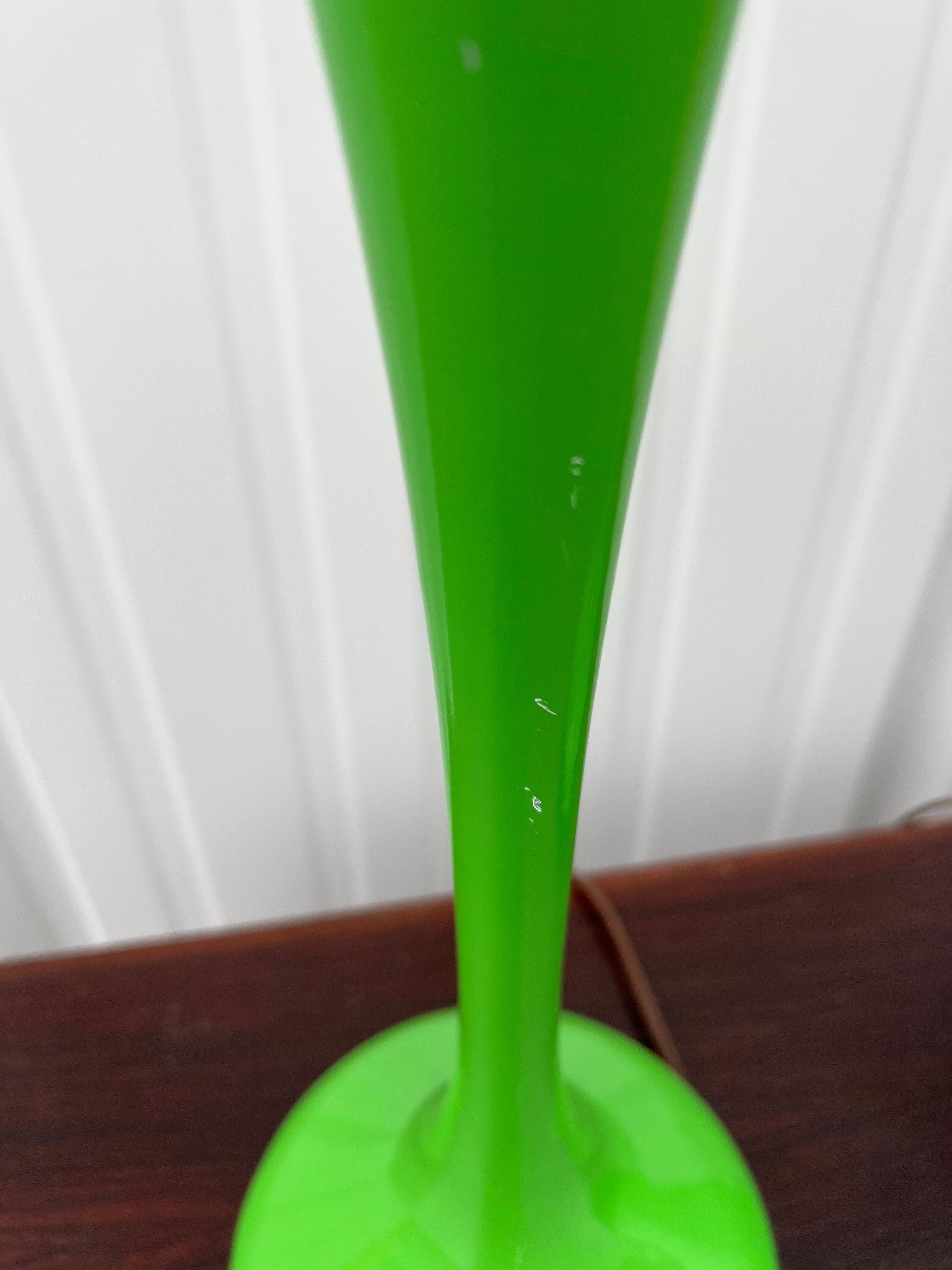 Pair of 1950s Laurel Bright Green Tulip Table Lamps In Good Condition In Asheville, NC